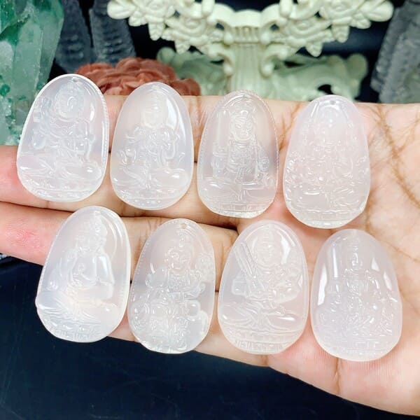 Mặt đeo Phật bản mệnh Mã não trắng 36mm