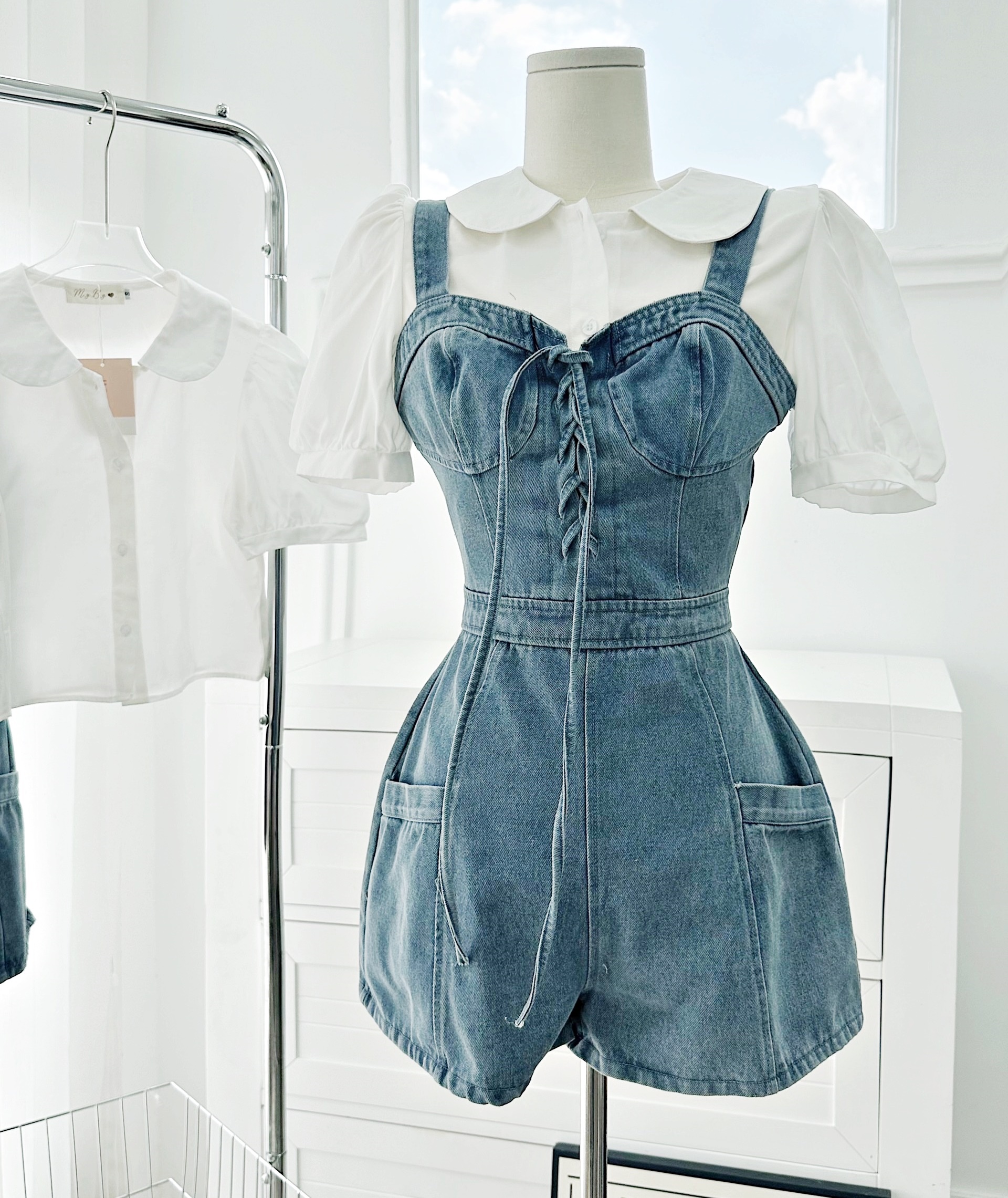 ĐẦM JUMPSUIT GIẢ VÁY NGẮN SET QUẦN YẾM 2 DÂY CỔ U ỐNG RỘNG JEANS DÂY ĐAN NGỰC + ÁO SƠ MI TRẮNG TAY NGẮN ĐI TIỆC DẠO PHỐ ĐI CHƠI