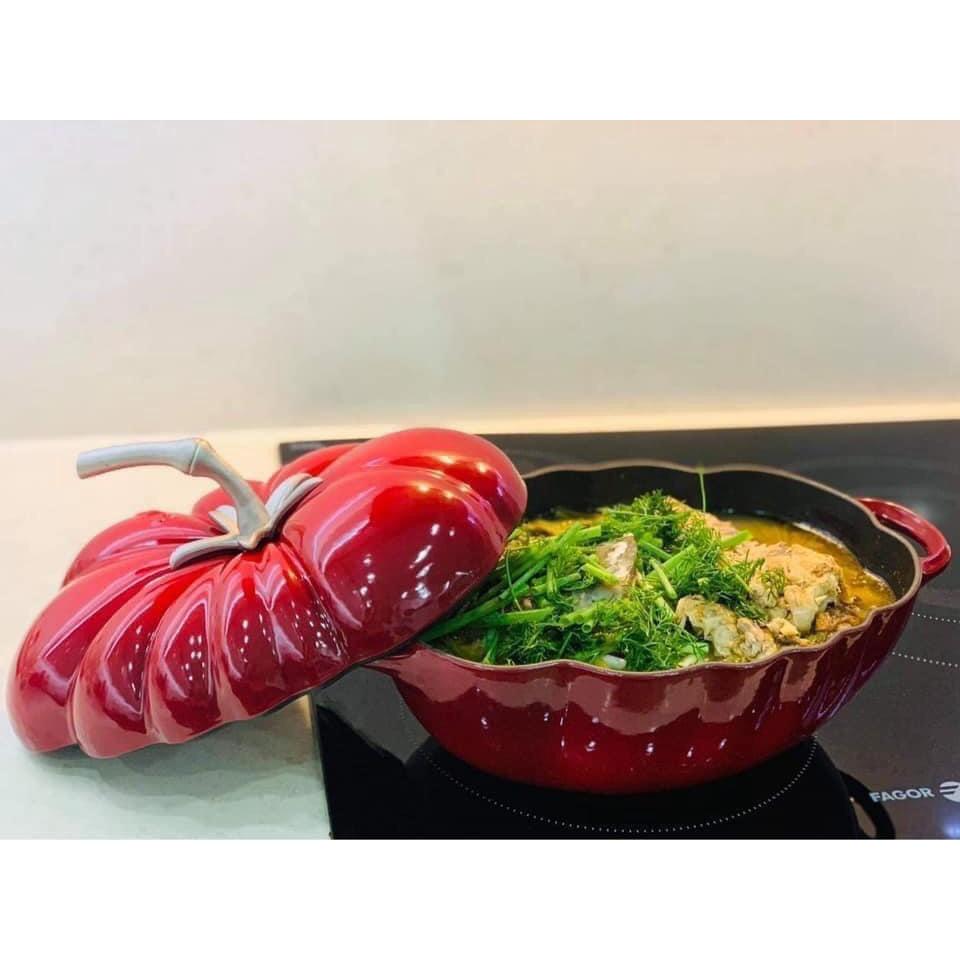 NỒI GANG ĐÚC STAUB CÀ CHUA ĐỎ ANH ĐÀO 25CM (11712506) - Hàng Chính Hãng