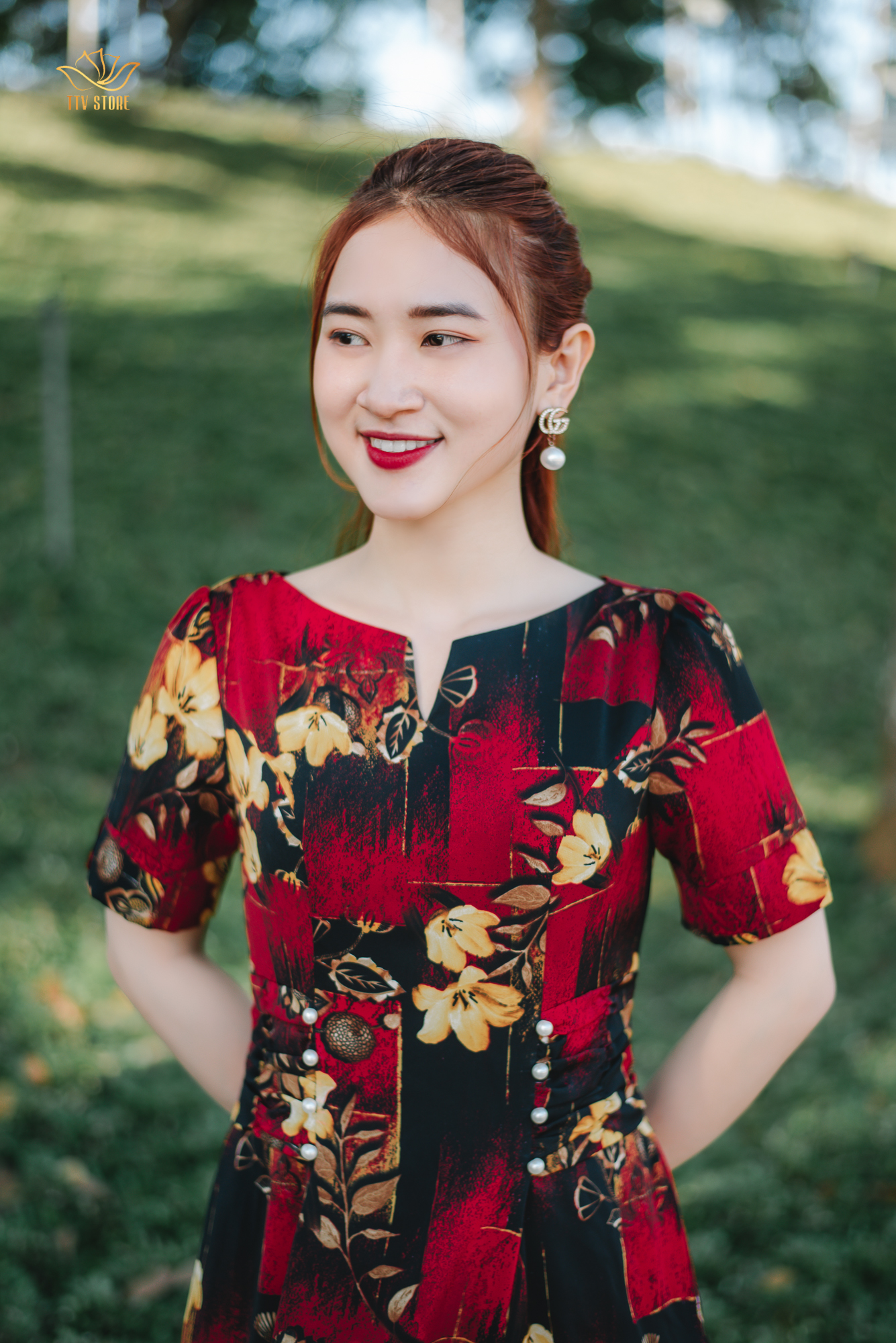 Đầm xoè thiết kế trung niên cao cấp sang trọng Cổ tròn khoét V eo nhúng kết ngọc màu Đen hoa vàng TTV STORE TTV1308