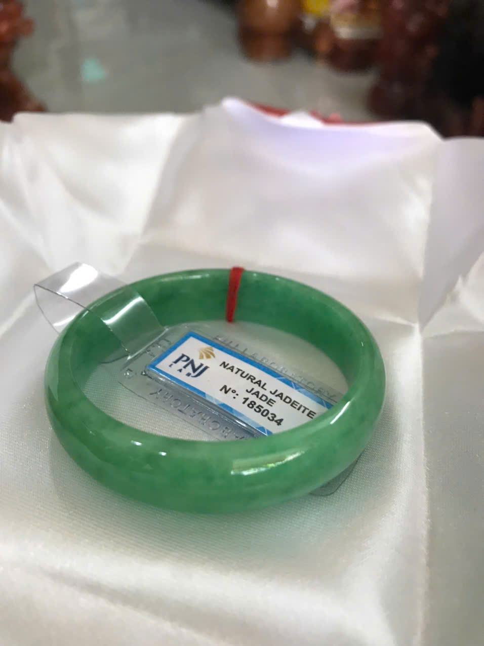 Vòng Tay Nữ Đá Ngọc Cẩm Thạch Tự Nhiên Bản Hẹ Sịn Đậu Lý Sao Ni 48mm Cao 12mm Dầy 6mm đã kiểm định kèm giấy chứng nhận P No 185034 Màu Xanh ngọc lý tươi bóng đều đẹp nữ tay nhỏ 35kg - 48kg ạ