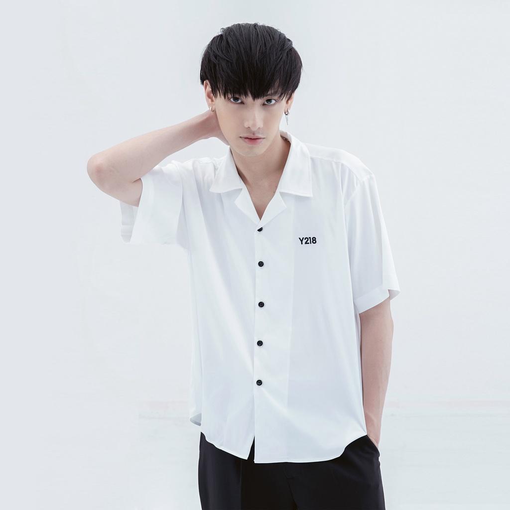 Áo sơ mi Y218 cổ danton tay ngắn dáng rộng màu trắng in logo