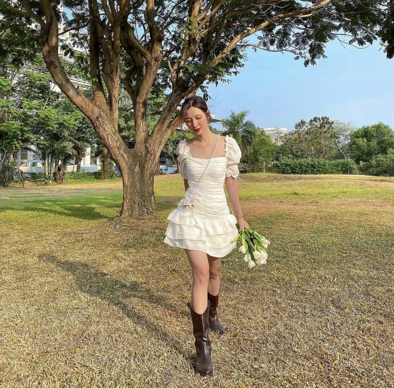 Đầm trắng nhún thân, rút dây thân tầng M.O.N Boutique