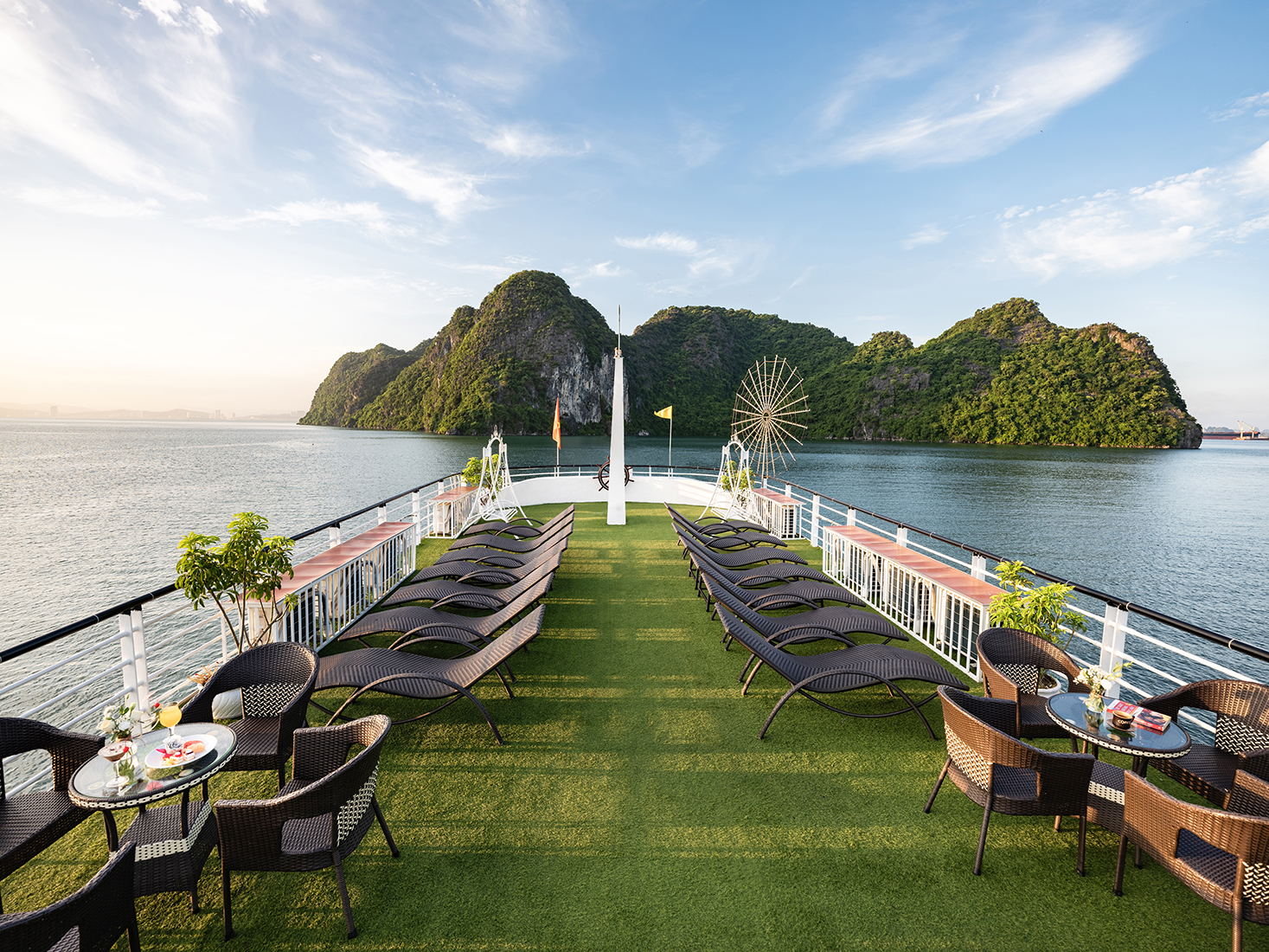 Tour du thuyền Hercules 5 sao thăm vịnh Hạ Long 6 tiếng - Full dịch vụ xe đưa đón - Ăn trưa Buffet - Miễn phí chèo Kayak
