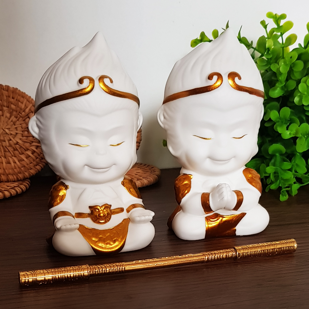 Tượng Chibi Mỹ Hầu Vương 11.5cm bằng gốm trắng (kèm gậy Như Ý + áo choàng + đế tre) - mẫu chấp tay