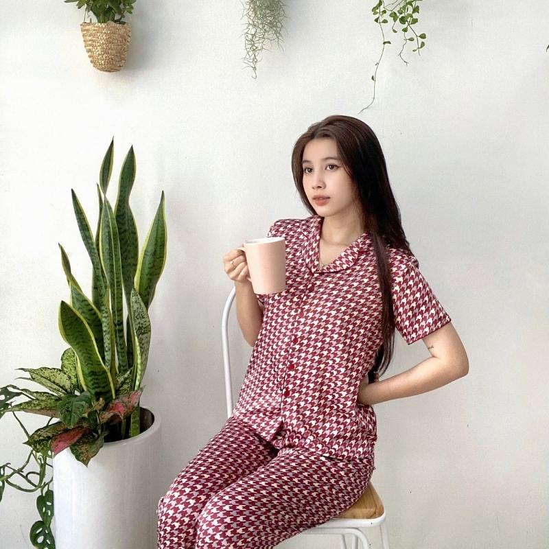 Bộ đồ Pyjama nữ, đồ mặc nhà lụa VILADY - B141 kiểu tay cộc quần dài họa tiết Ziczac chất liệu lụa Pháp (lụa latin) - Màu đỏ