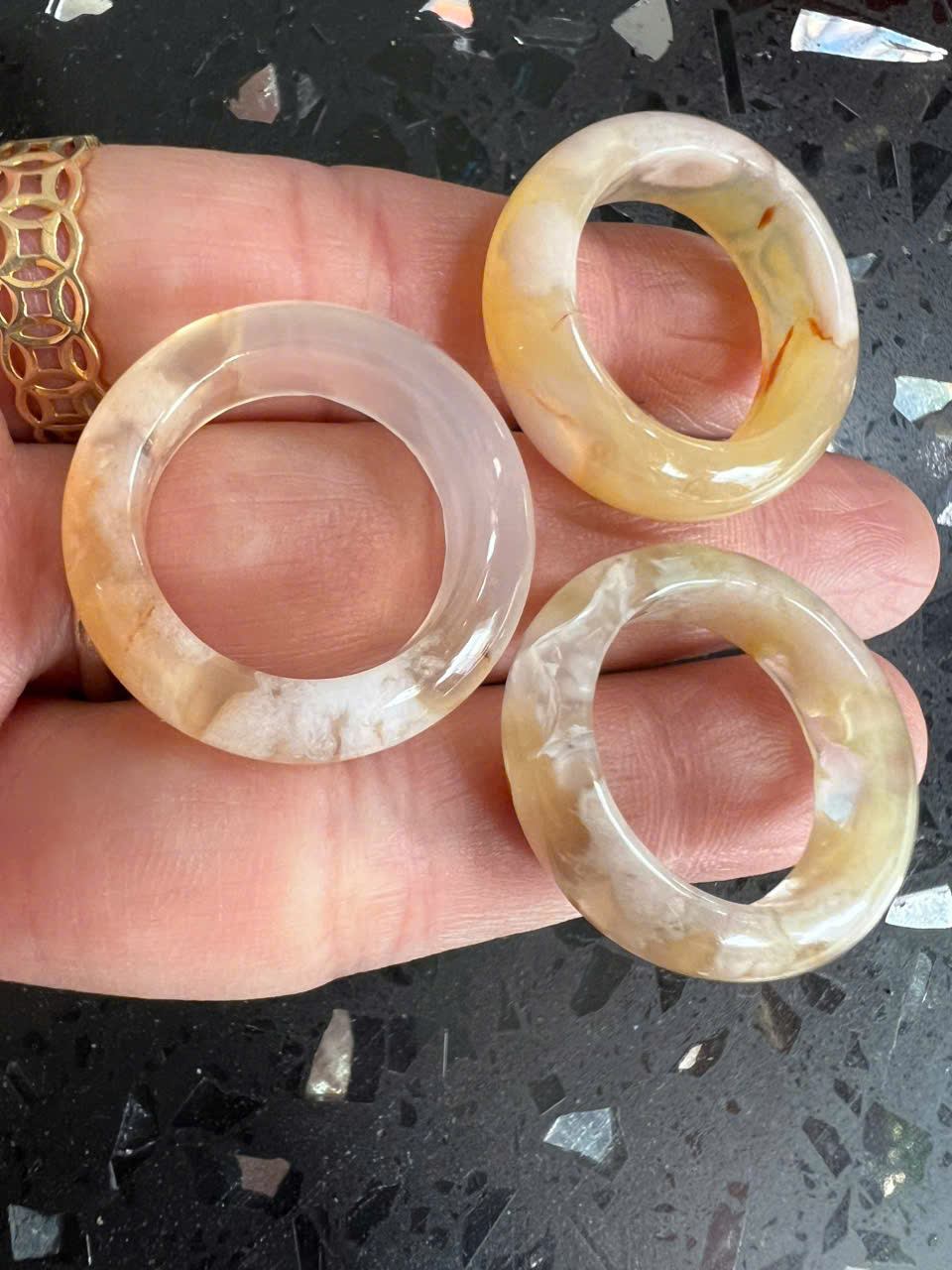 Nhẫn Nữ mới Đá Mã Não Bông Bông Vàng Trắng Đều Bóng Đẹp Ni 18mm Cao 7mm Dầy 4mm Chị em Nữ mệnh Kim mệnh Thủy mệnh Thổ đeo lên tay xinh xắn may mắn ạ