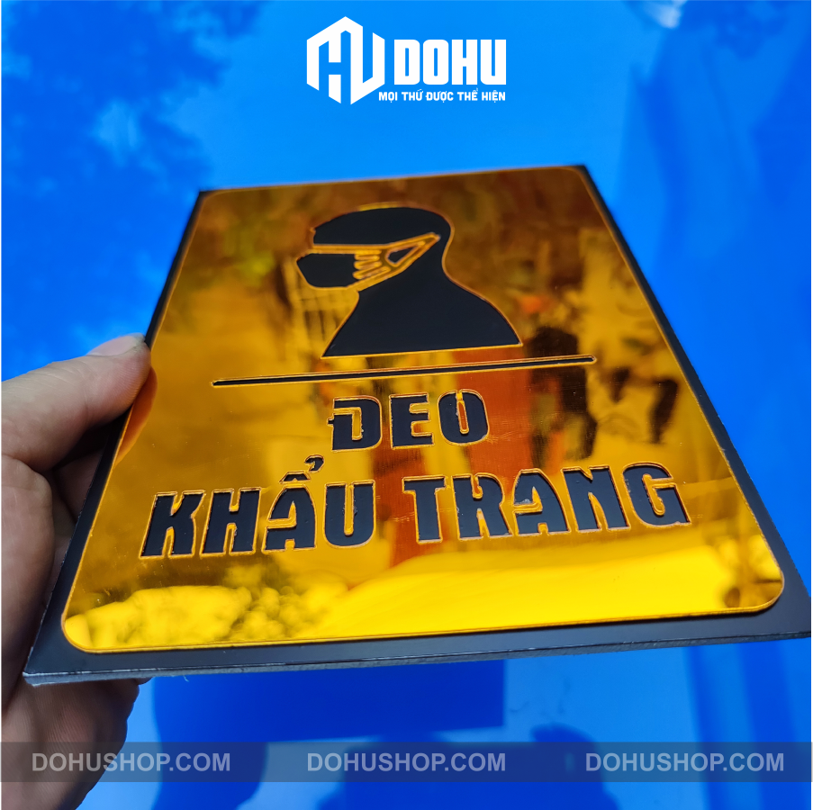 Biển Nhắc Nhở Đeo Khẩu Trang Làm Bằng Gương Vàng DOHU29 - Có sẵn keo dán tường tiện dụng