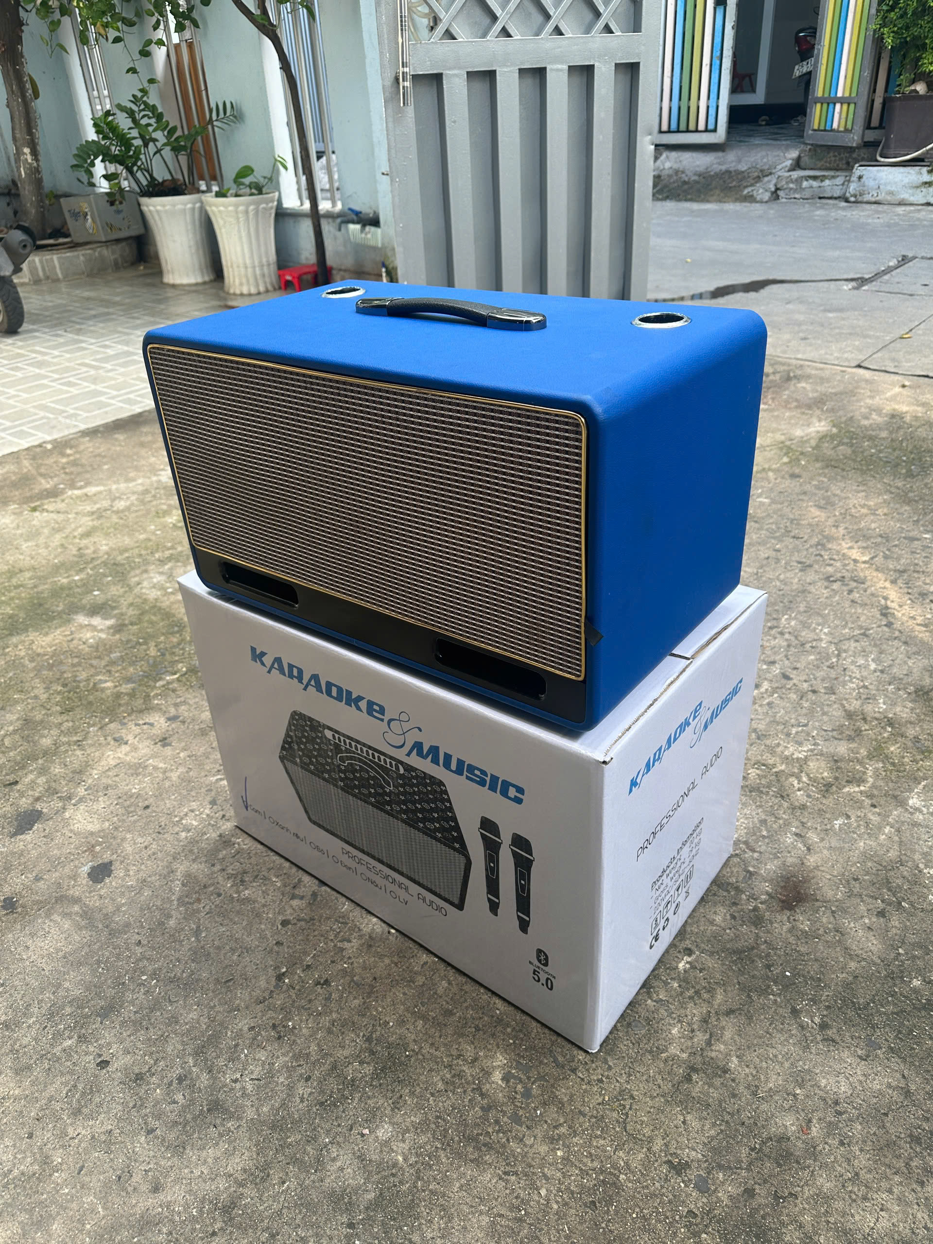 VỎ THÙNG LOA KÉO XÁCH TAY 20 THÙNG BỌC DA CAO CẤP 2 LỖ CHÉP TRƯỚC 8 CM CÓ SẴN HỌNG, 2 LỖ BASS 20 HẢI TRIỀU (HÀNG CHÍNH HÃNG) MÀU GIAO NGẪU NHIÊN