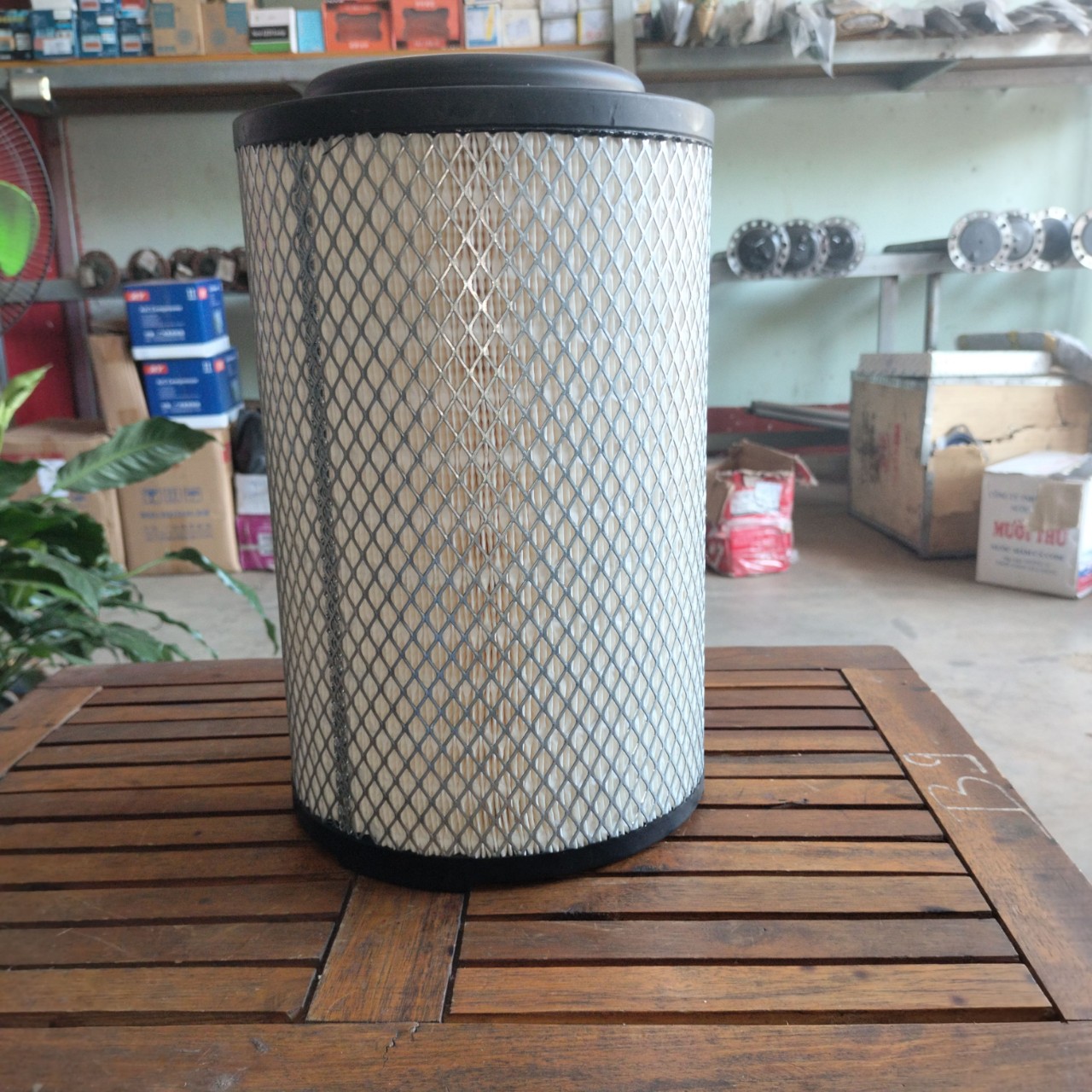 Lọc gió động cơ xe tải Hino, mã lọc PU-1324, kích thước 120/215*330, cao su không ruột, đáy bằng