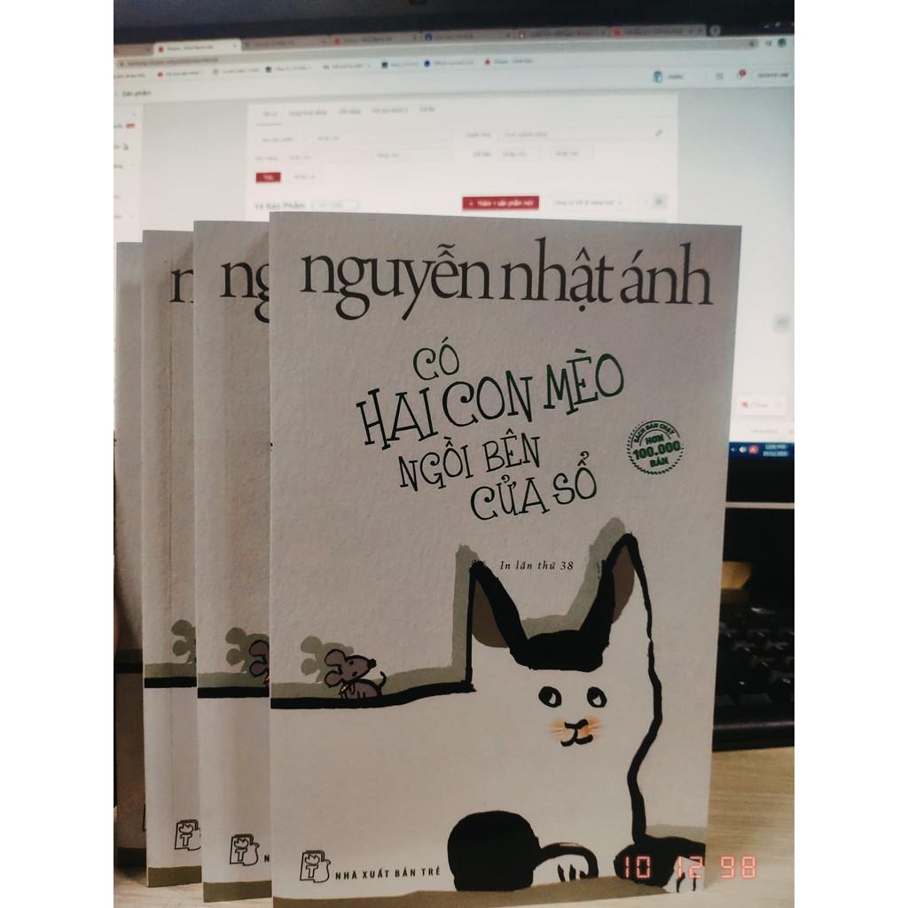 Sách-Có hai con mèo ngồi bên cửa sổ