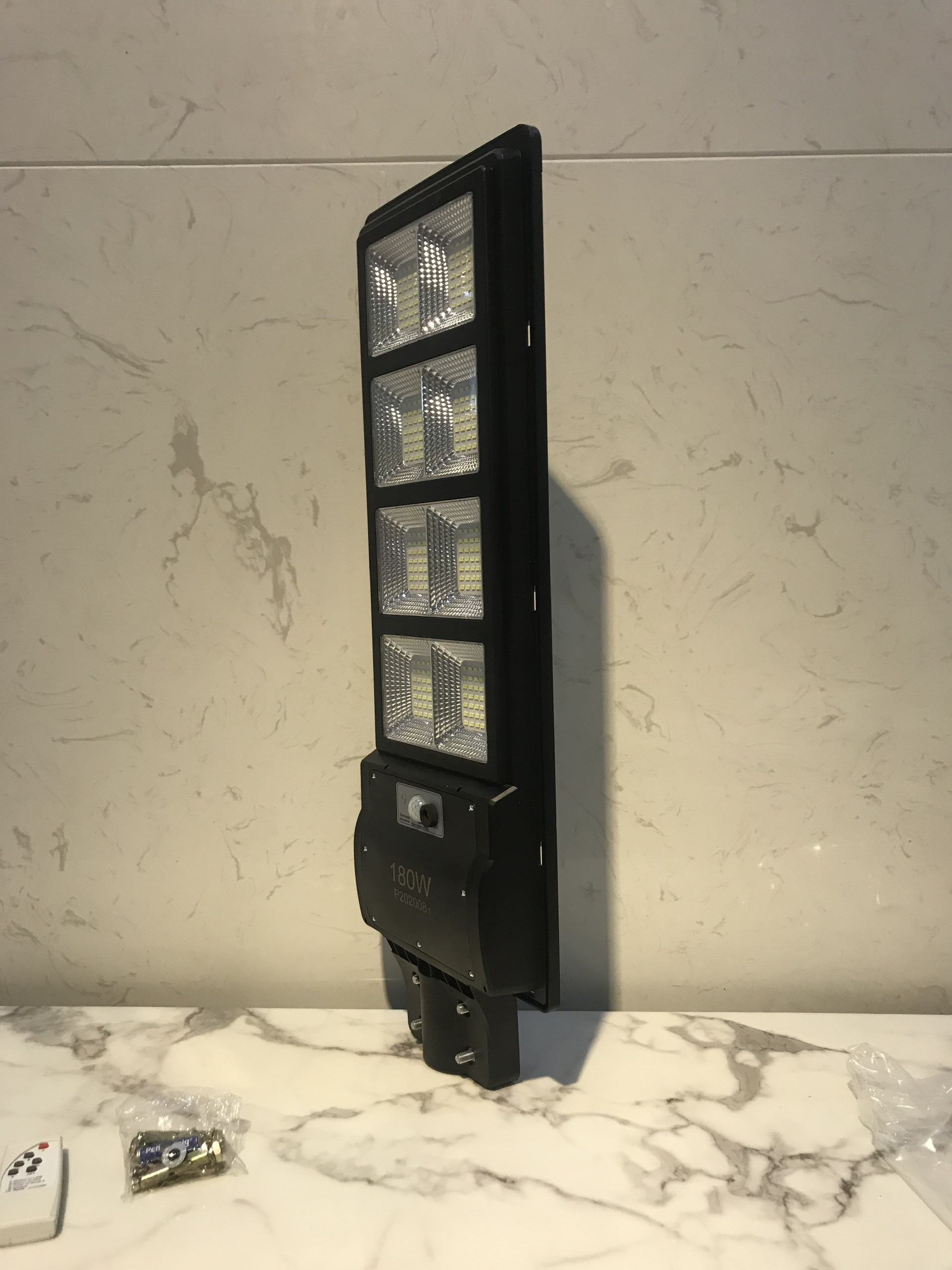 Đèn Năng Lượng Mặt Trời Liền Thể 240w,360w,500w có tay đèn + bass. NLMT 500W &amp; đèn Cảm Biến