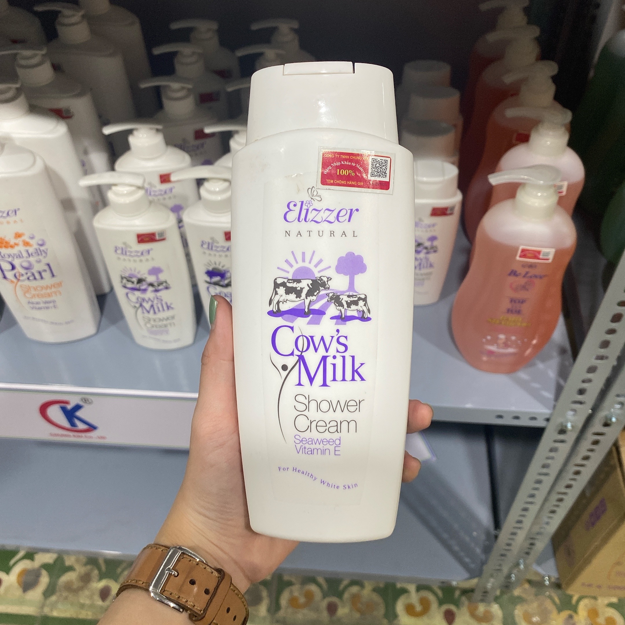 Sữa Tắm Dưỡng Trắng Da Elizzer Cow's Milk Chiết Xuất Sữa Bò 300ml