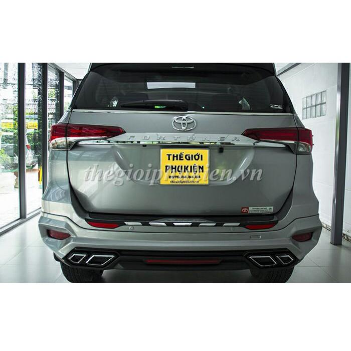 Ốp trang trí tay mở cốp sau Toyota Fortuner 2017-2019