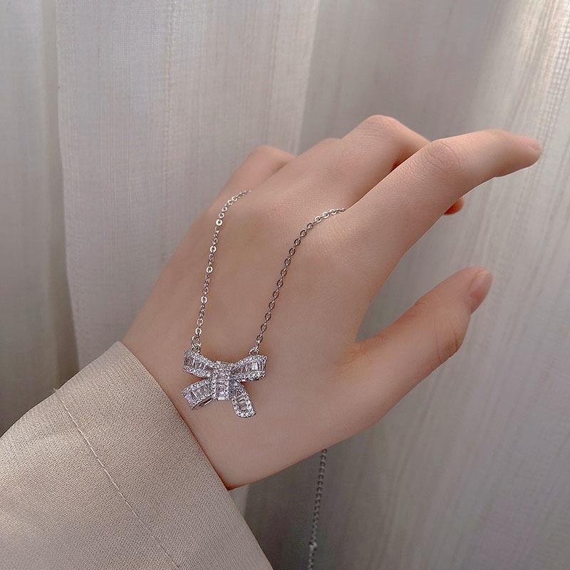 Dây chuyền nữ titan không đen mặt nơ đính ngọc đẹp Ring House