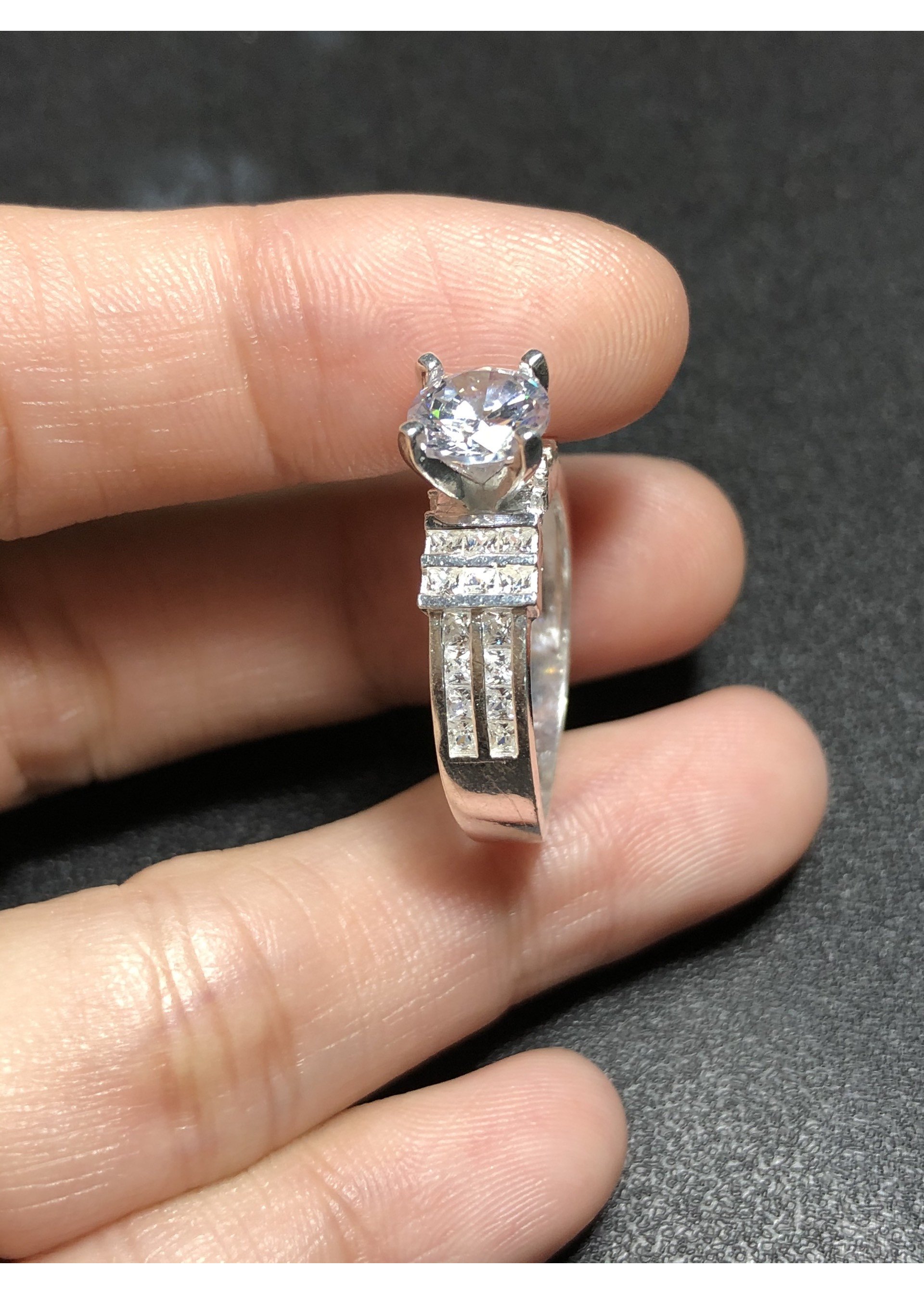 Nhẫn bạc đính đá zircon rất đẹp - bạc thật 