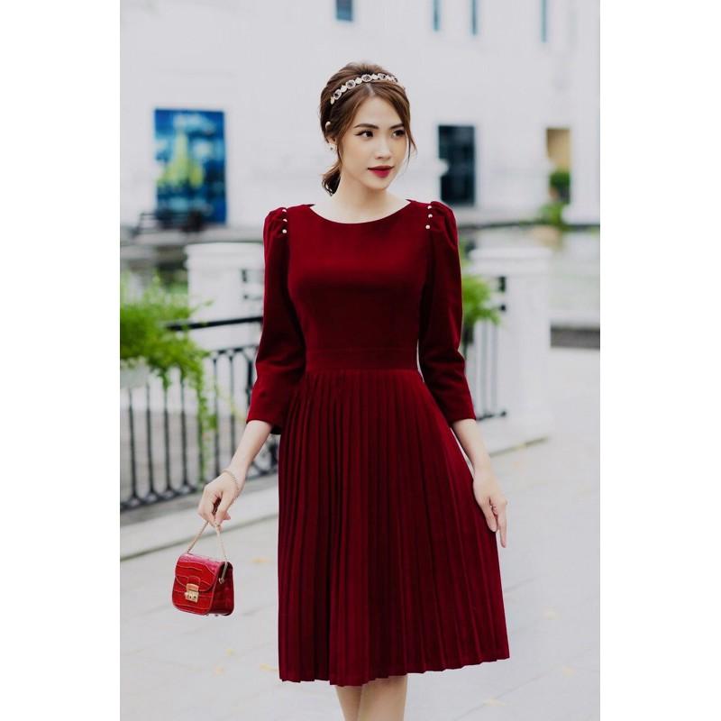 Đầm nhung đỏ tay bồng chân xếp ly thiết kế