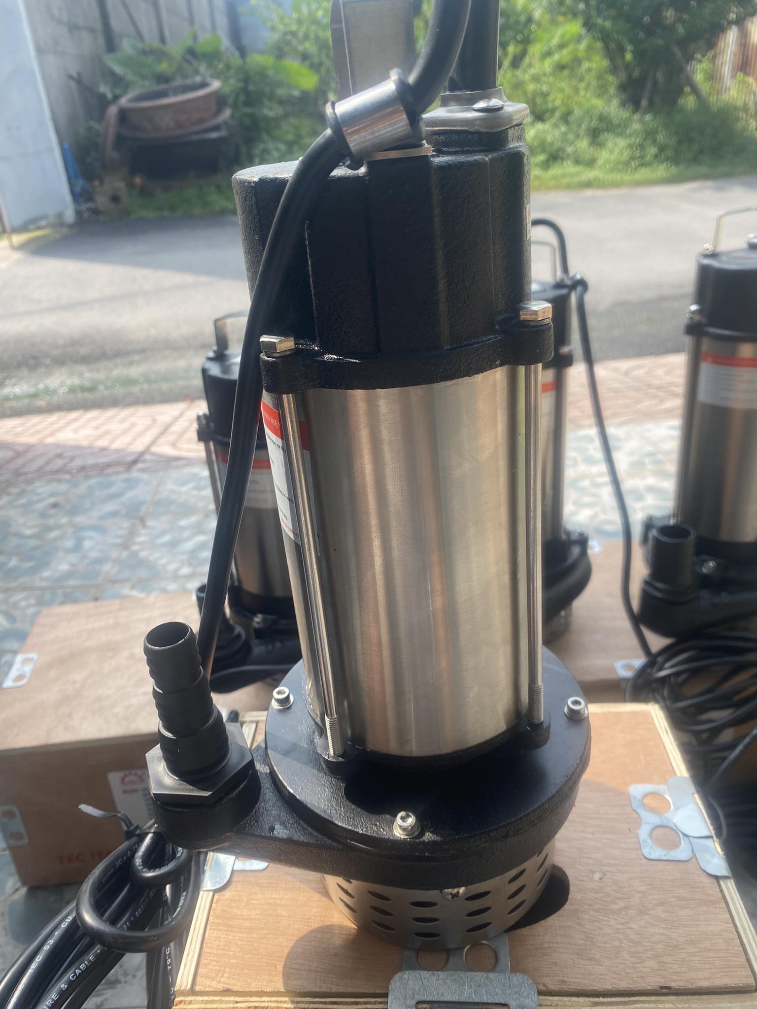 MÁY BƠM CHÌM 370W BƠM CHẤT THẢI, BÙN ĐẤT,CHỐNG NGẬP, THÂN INOX ĐỘNG CƠ NGÂM DẦU CÁCH ĐIỆN TẢN NHIỆT CAO CẤP, BẢO HÀNH 1 NĂM ĐỔI MỚI 3 THÁNG ĐẦU NẾU LỖI