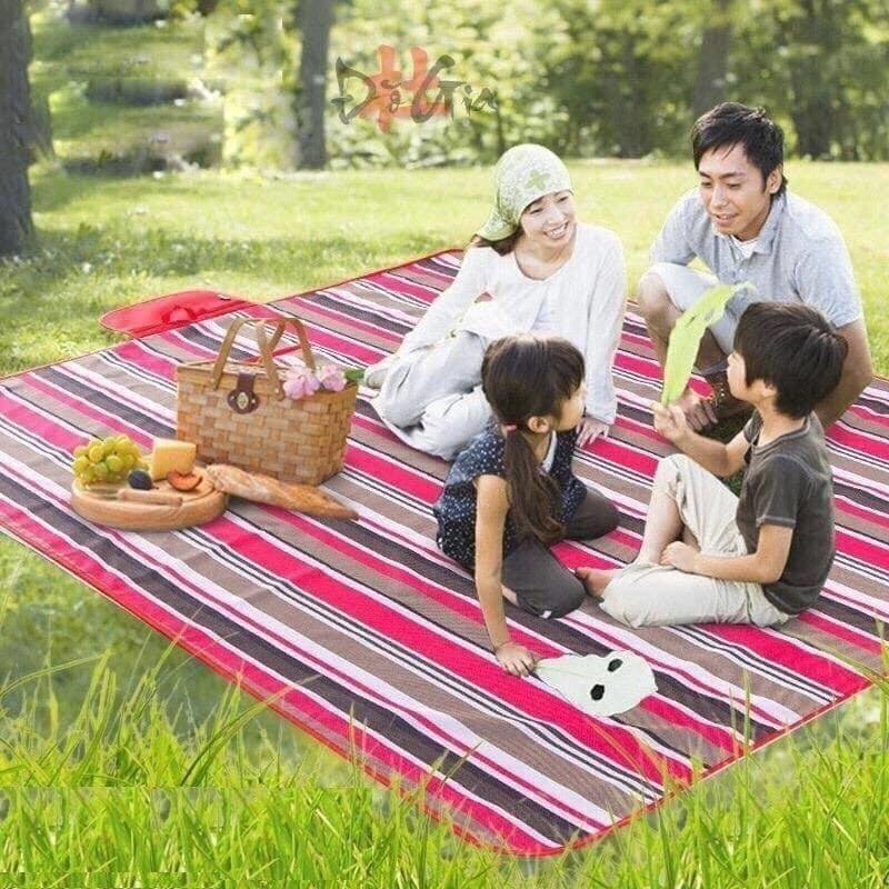 Thảm du lịch gấp gọn cho cá nhân, gia đình mang đi khi đi cắm trại, picnic, dã ngoại loại to 180x150cm thiết kế chống thấm nước, họa tiết kẻ caro