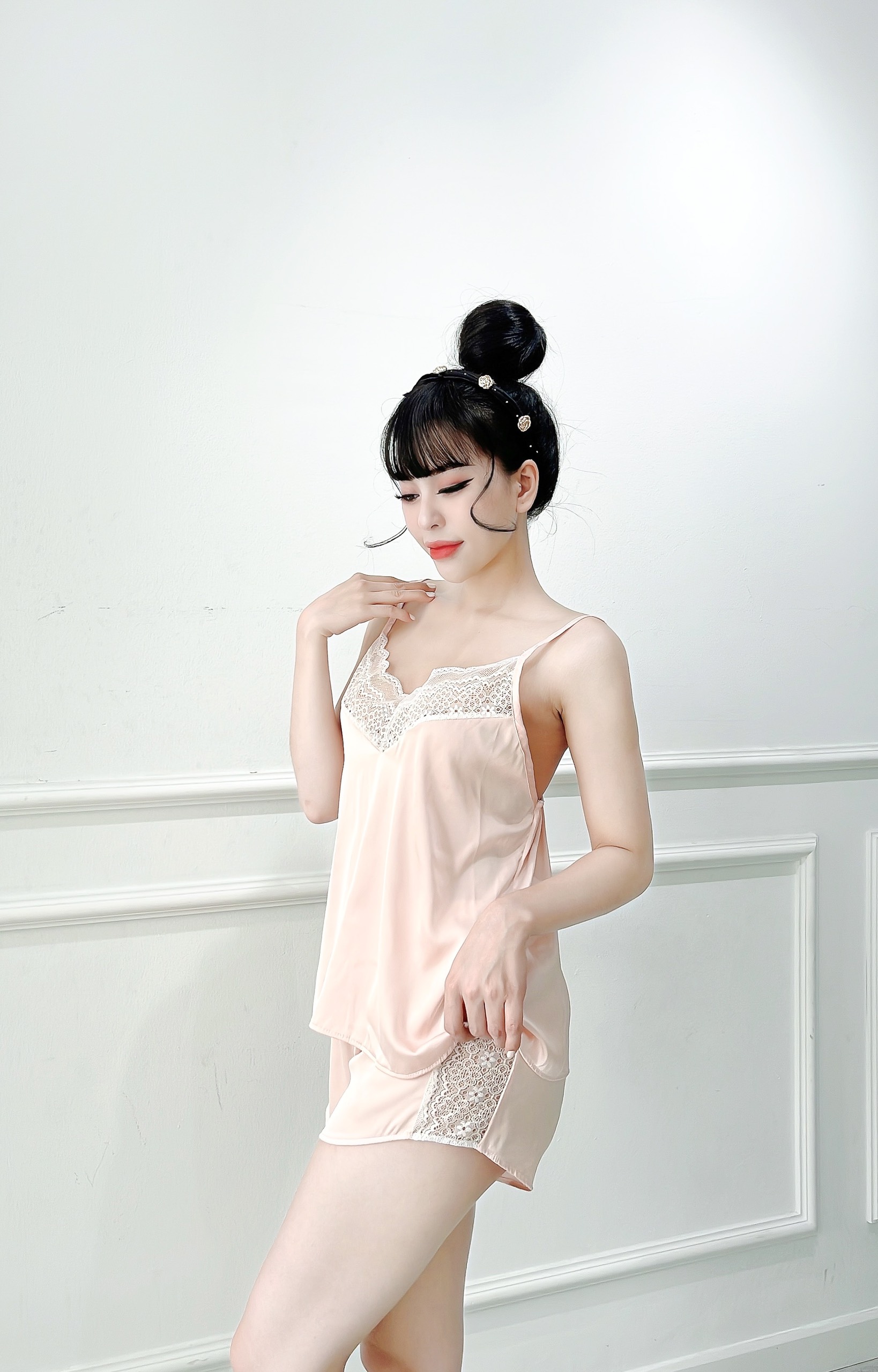 Đồ bộ mặc nhà , đồ ngủ lụa hai dây phối ren hoa trắng cổ V xinh xắn Dreamy- DN31