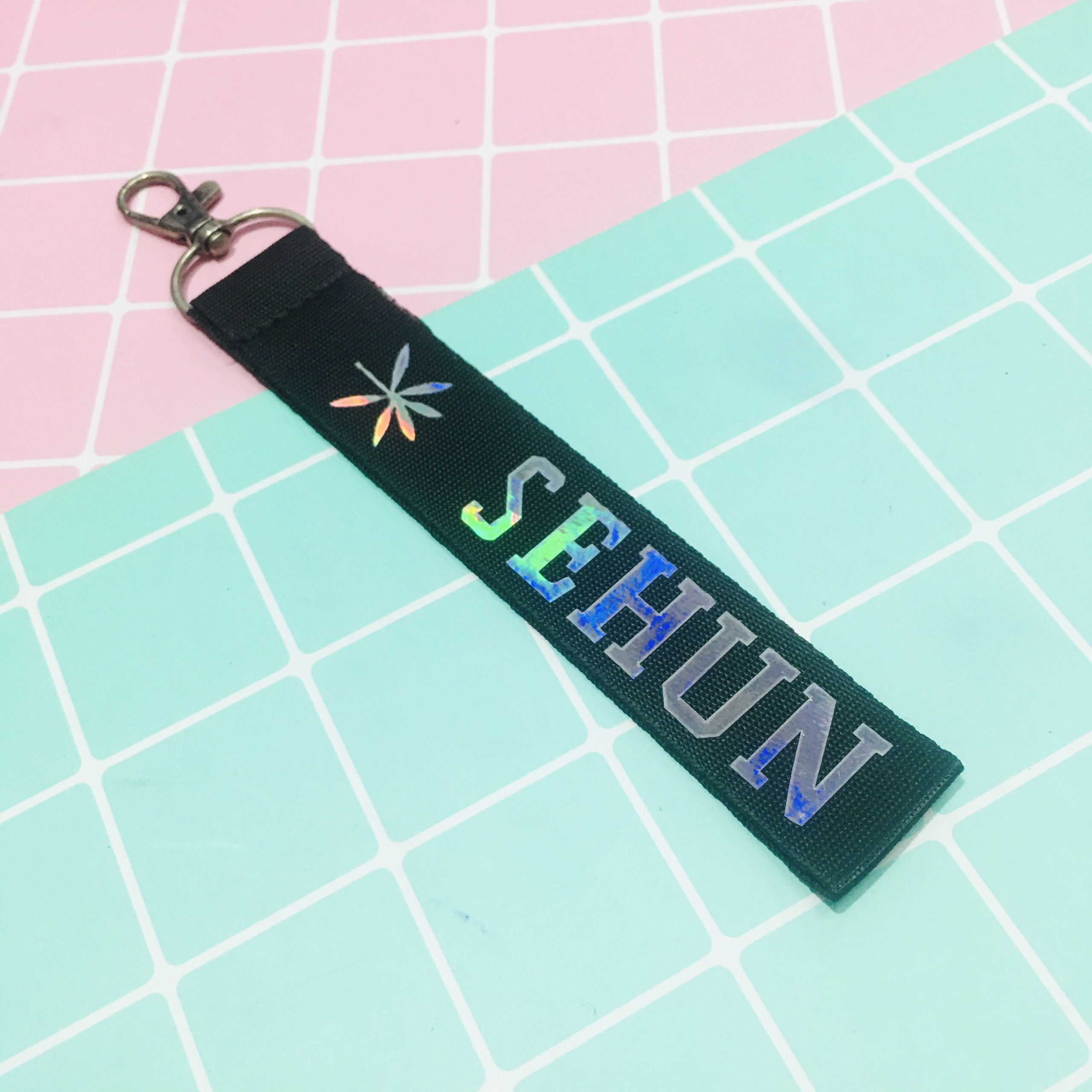 Móc khoá nametag EXO SEHUN chữ PHẢN QUANG KPOP