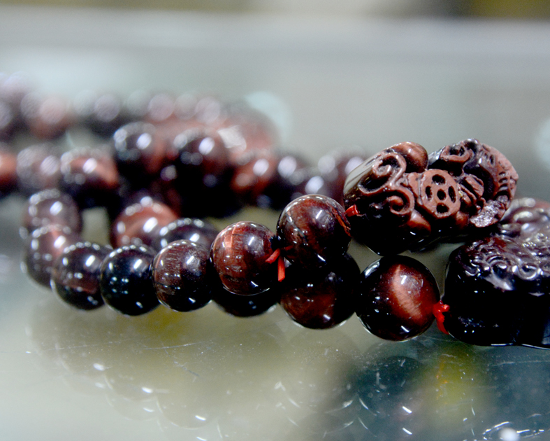 Vòng tay chuỗi đá phong thủy mắt hổ đỏ tỳ hưu