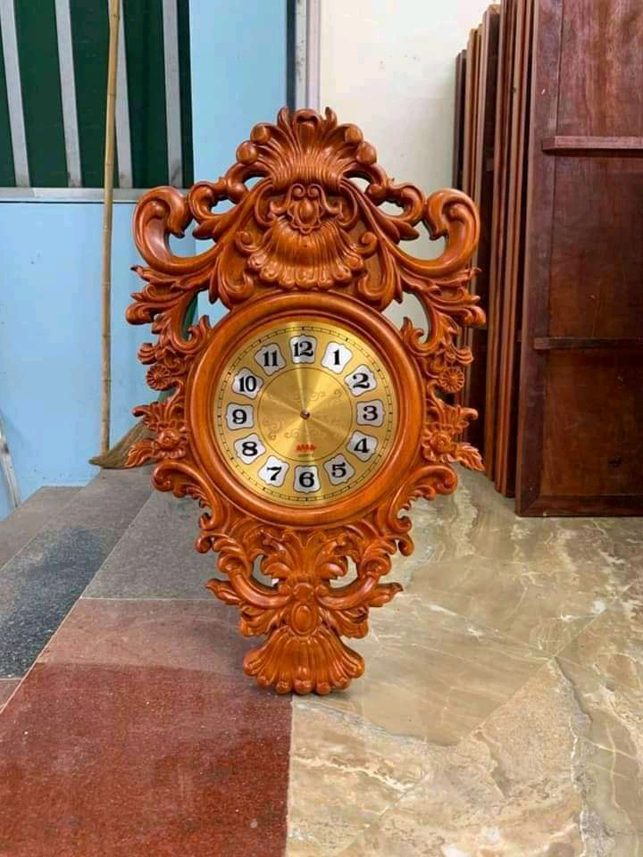 Đồng hồ treo tường trạm khắc hoa la tây tân cổ điển bằng gỗ hương đỏ kt 60×34×3,5cm