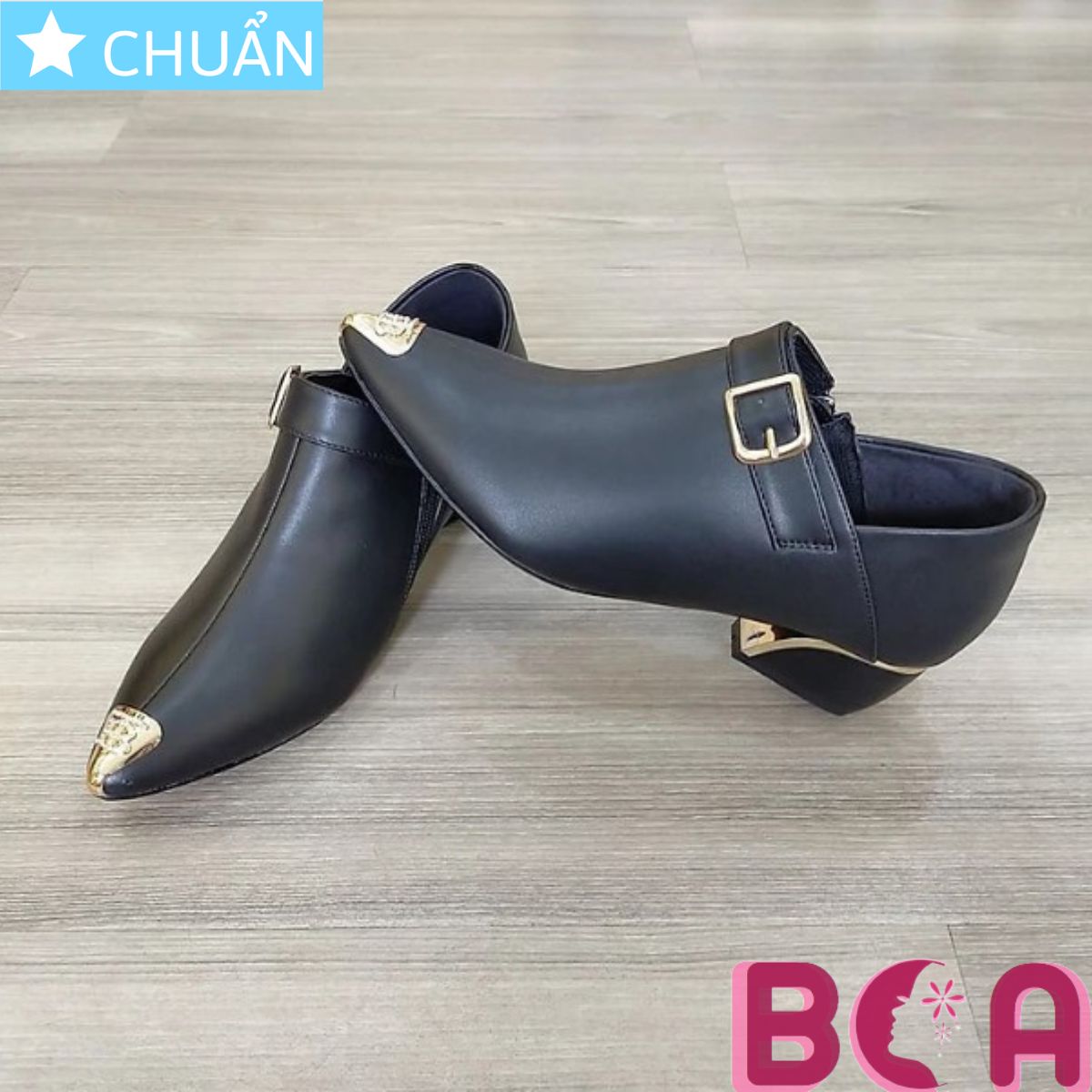 Hình ảnh Giày bốt nữ cổ ngắn màu đen 4p RO302 ROSATA tại BCASHOP mũi nhọn bọc vàng họa tiết chữ B khẳng định đẳng cấp