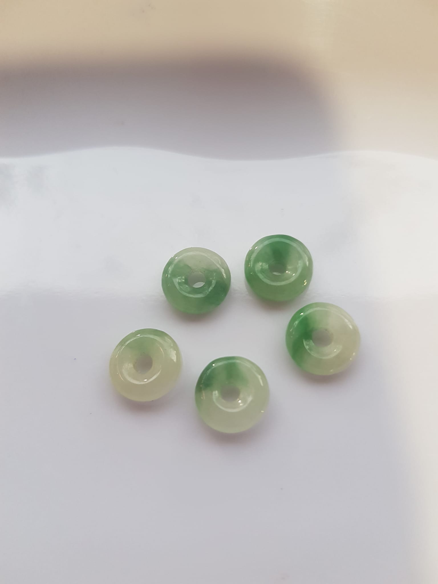 Bộ Trang sức Charm Vòng Tay gồm 5 đồng tiền may mắn tài lộc  Chất liệu đá cẩm thạch xanh Ngọc trắng tự nhiên bóng đẹp  Size hạt đk 9mm x đk cao 3mm x lỗ giữa đồng tiền 2mm nữ phối vòng tay và làm mặt dây chuyền đeo đẹp ạ