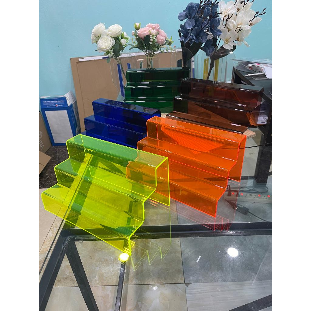 Kệ Mica trưng bày sản phẩm , mô hình, quà tặng nhiều tầng WCF, figure dạng bậc thang - Xanh lá xuyên sáng A