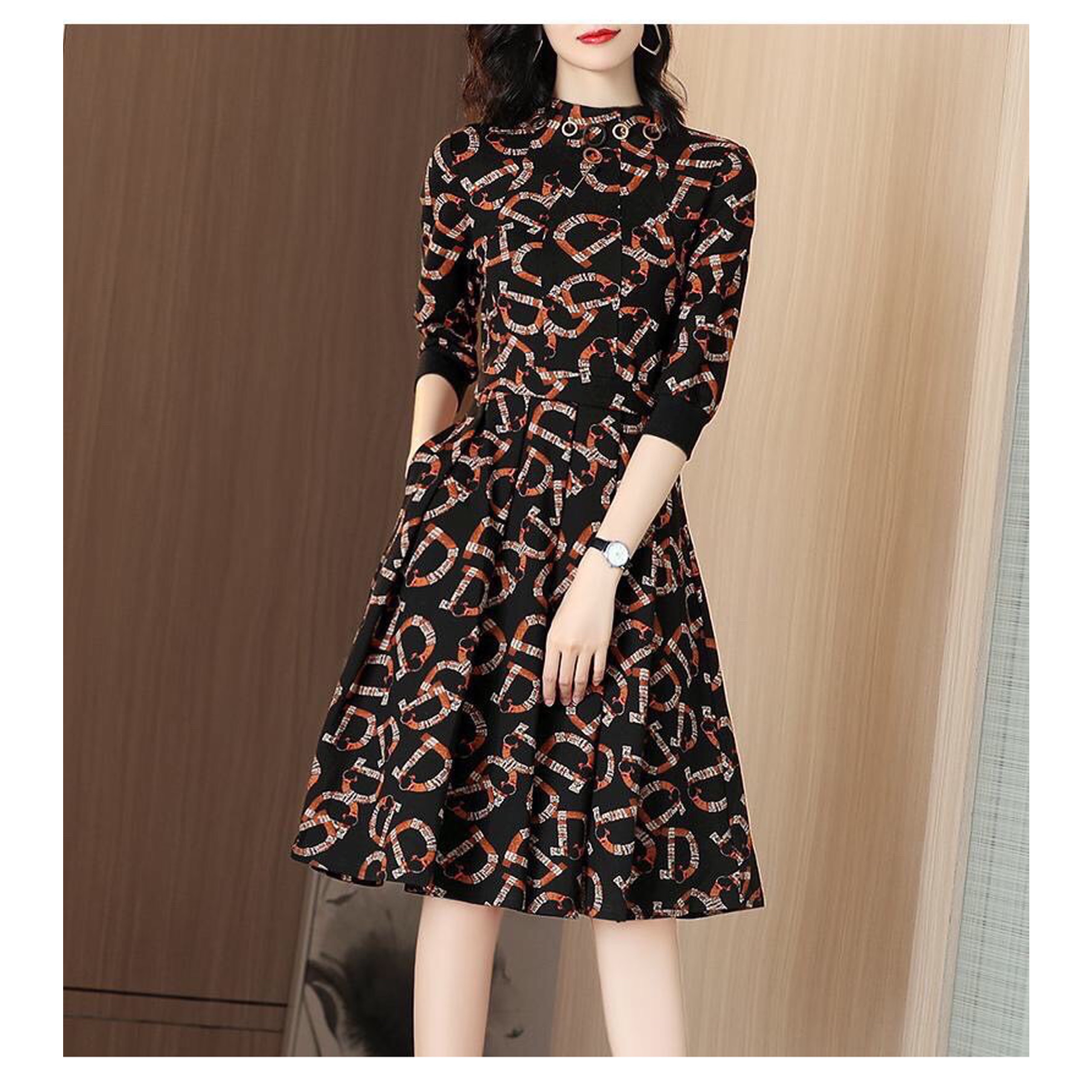 Đầm xòe họa tiết mắc xích cổ lọ