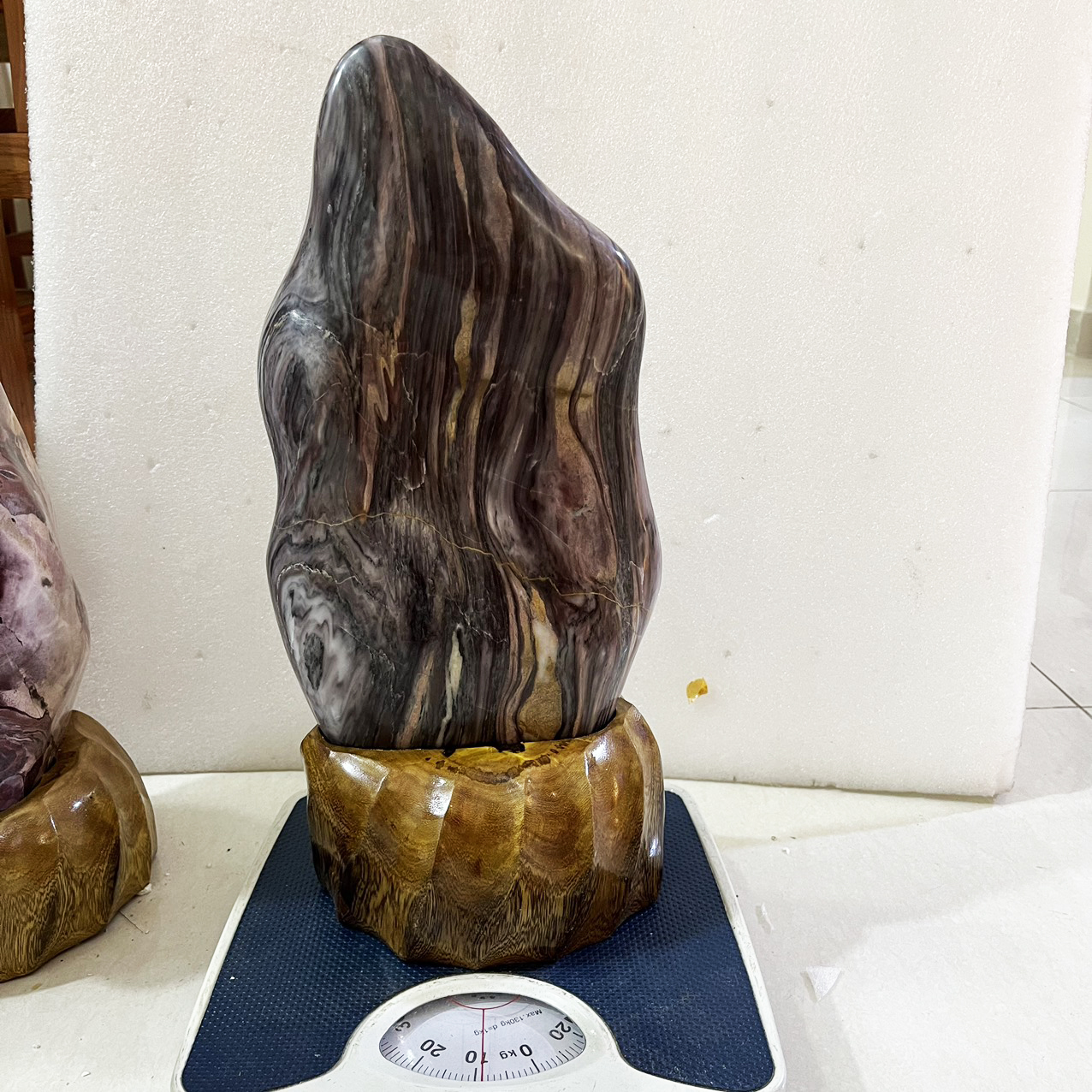 Cây đá phong thủy tự nhiên vân mây đỏ hồng cao 37 cm nặng 6 kg cả chân đế gỗ rừng cho người mệnh Thổ và Hỏa