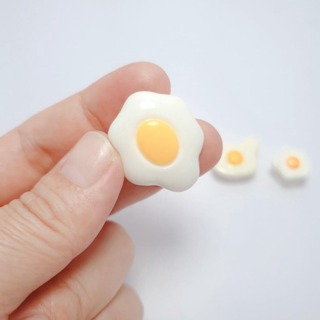 Sticker trang trí giầy lỗ / nút gắn hkdesign mẫu hình trứng rán cute nhiều mẫu gắn sục nữ ( 6k/ 1 cái ngẫu nhiên)