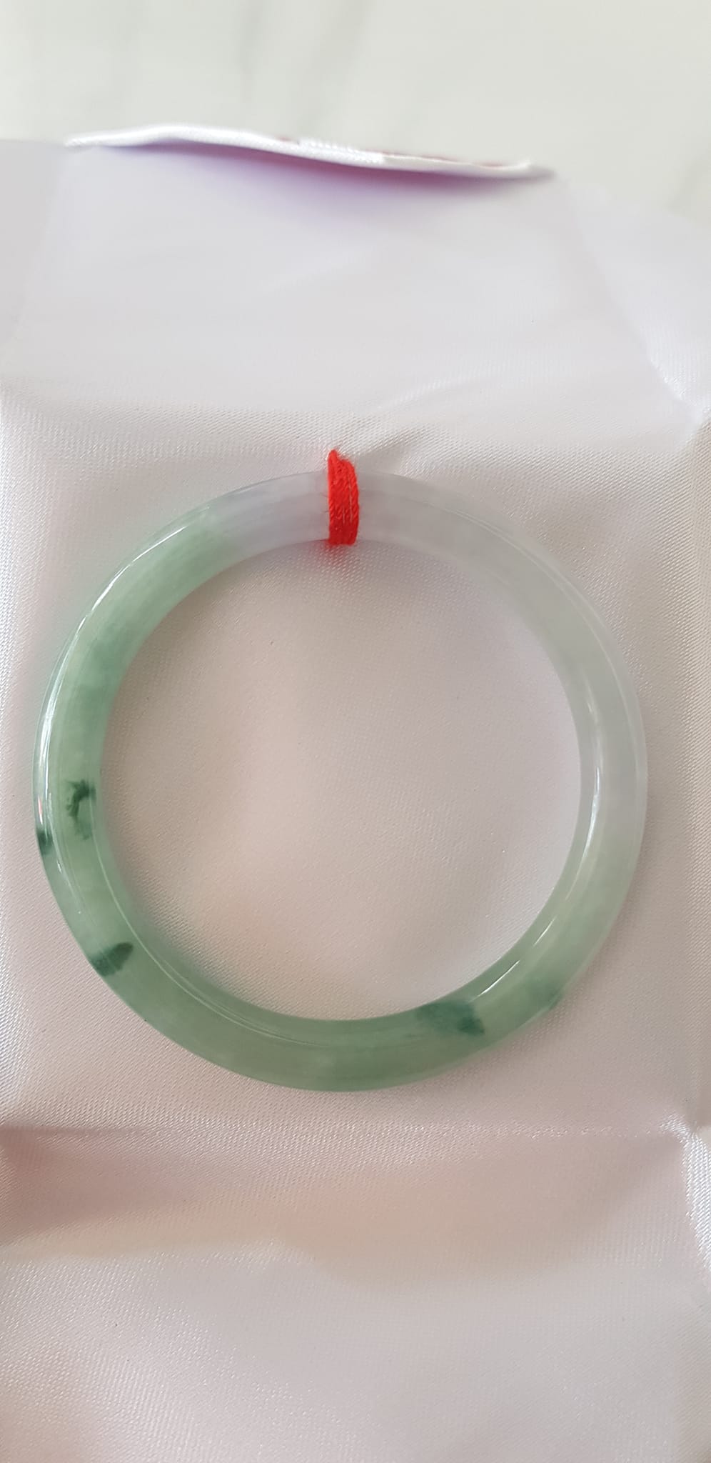 Vòng Cẩm Thạch tự nhiên A Sịn Đẹp 49mm x cọng 7mm Màu trắng bóng xanh rêu đẹp lạ sang vân đậm bóng ánh xíu tím nhẹ rất là đẹp sang Nữ 47kg - 51kg đeo đẹp ạ
