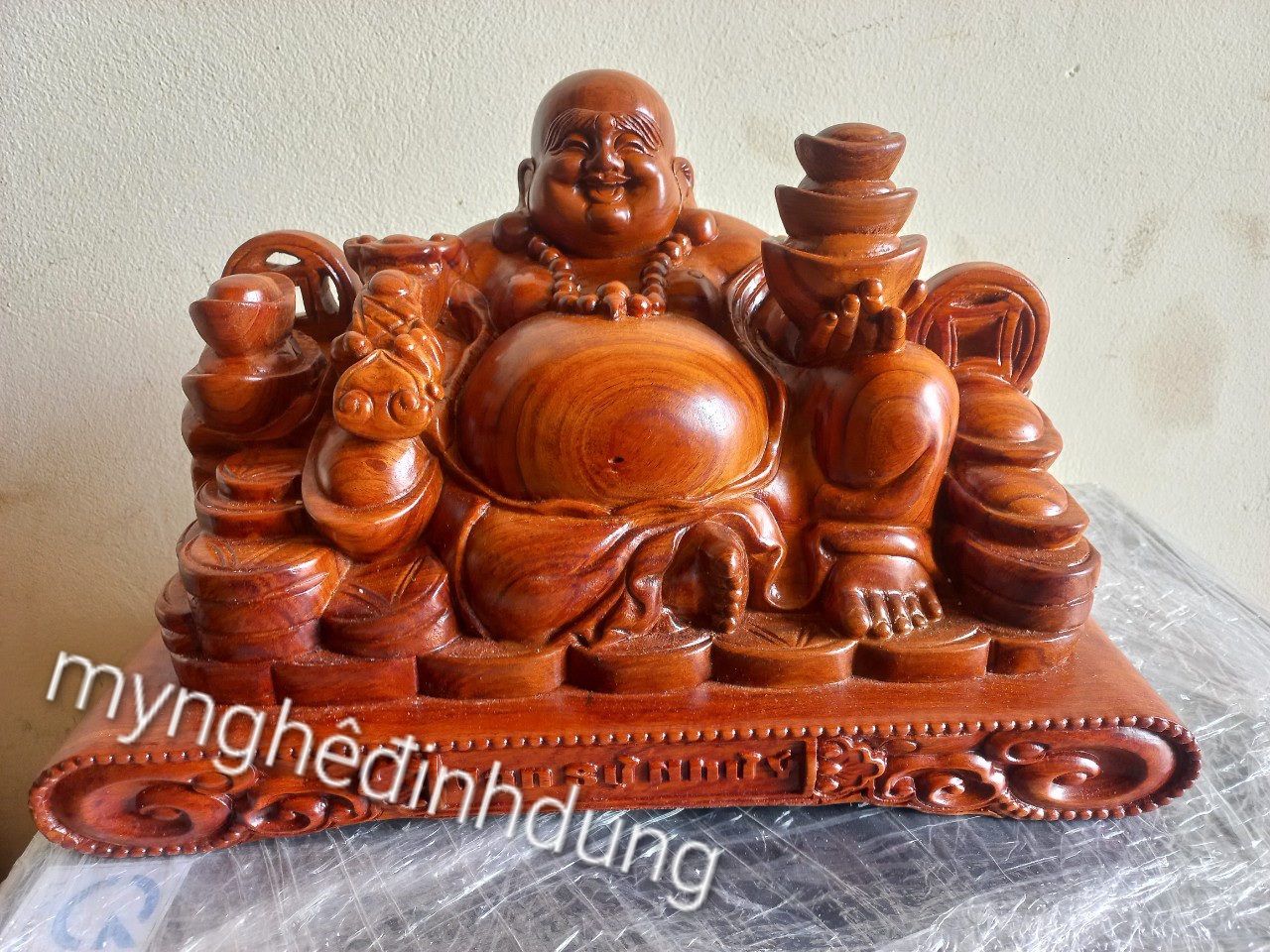 Tượng phật di lặc để bàn tiếp khách bằng gỗ hương đá kt 40×23×22cm