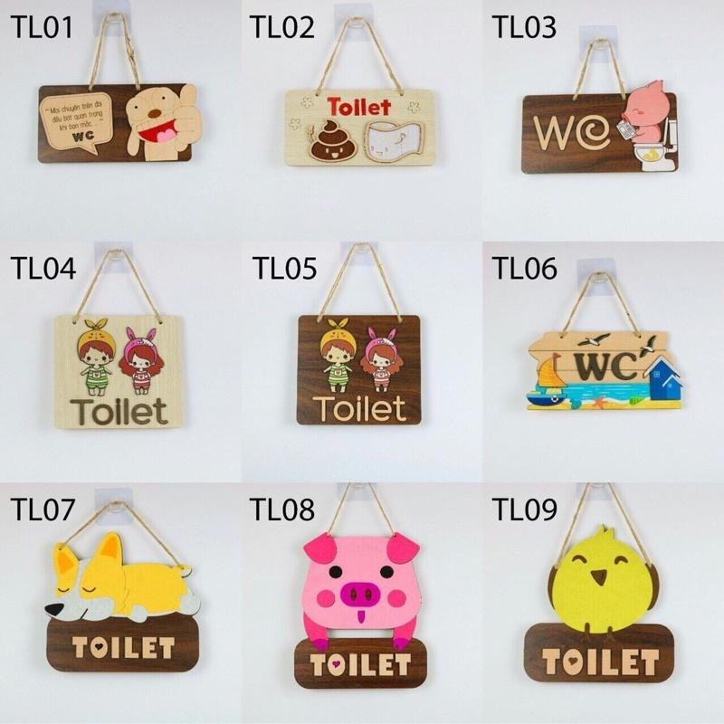 Bảng biển gỗ treo nhà vệ sinh nhà tắm toilet chú heo hồng ngồi đọc báo chữ WC tặng móc dán