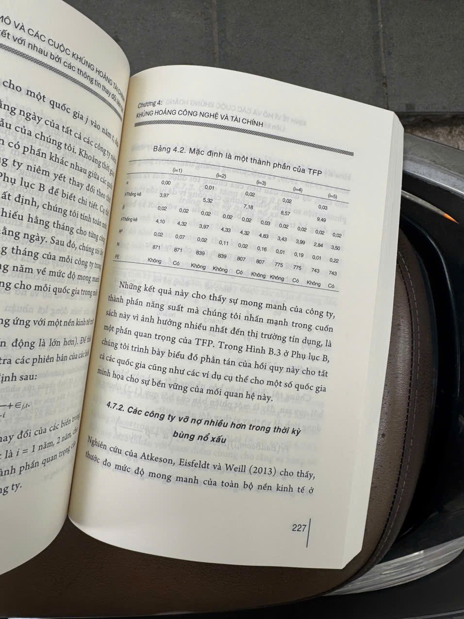 KINH TẾ VĨ MÔ VÀ CÁC CUỘC KHỦNG HOẢNG TÀI CHÍNH - Liên kết với nhau bởi những thông tin thay đổi liên tục – NXB Chính trị quốc gia sự thật