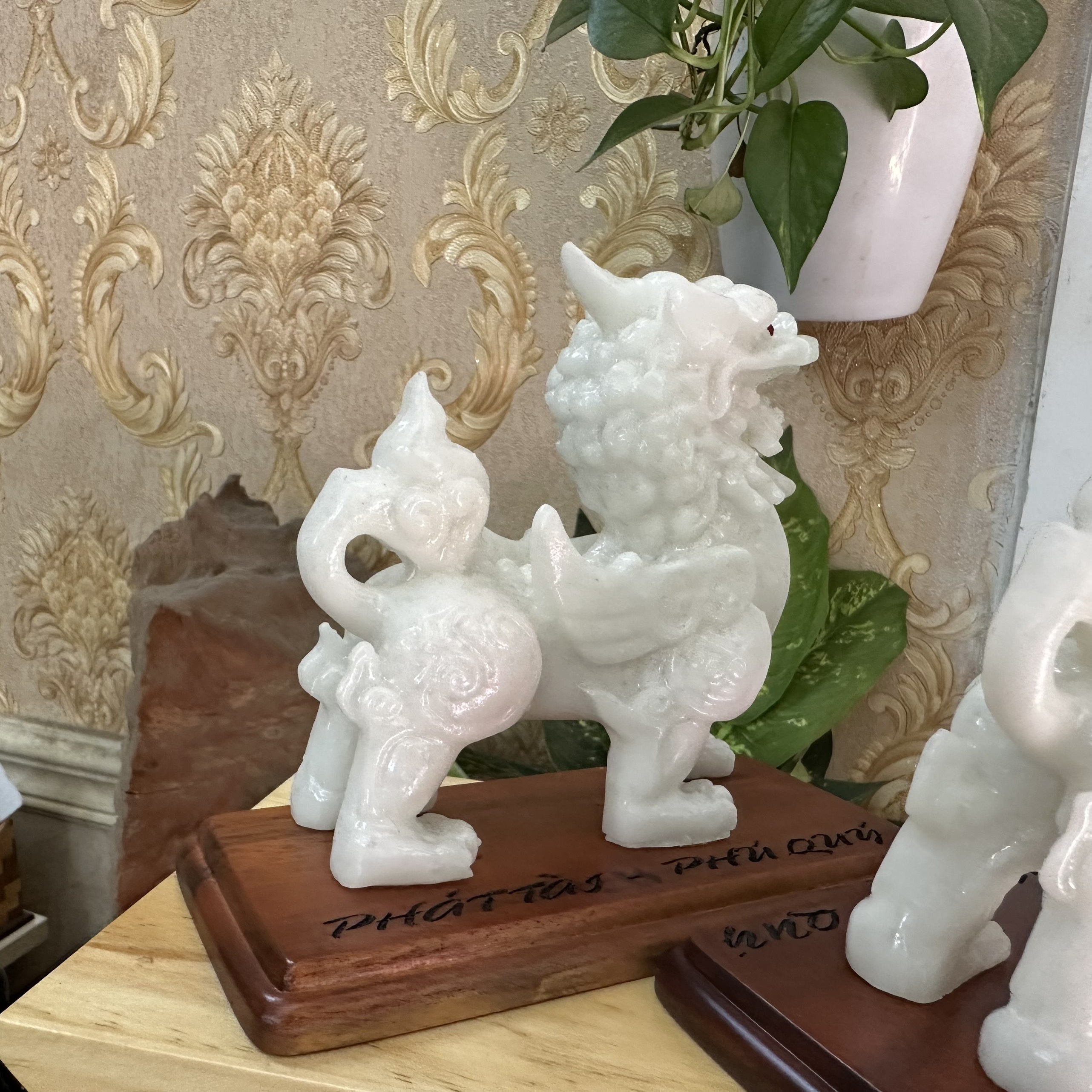 Tượng đá Linh Vật Phong Thủy Tỳ Hưu Trang Trí - Cao 12cm - Đế gỗ - Đá trắng non nước