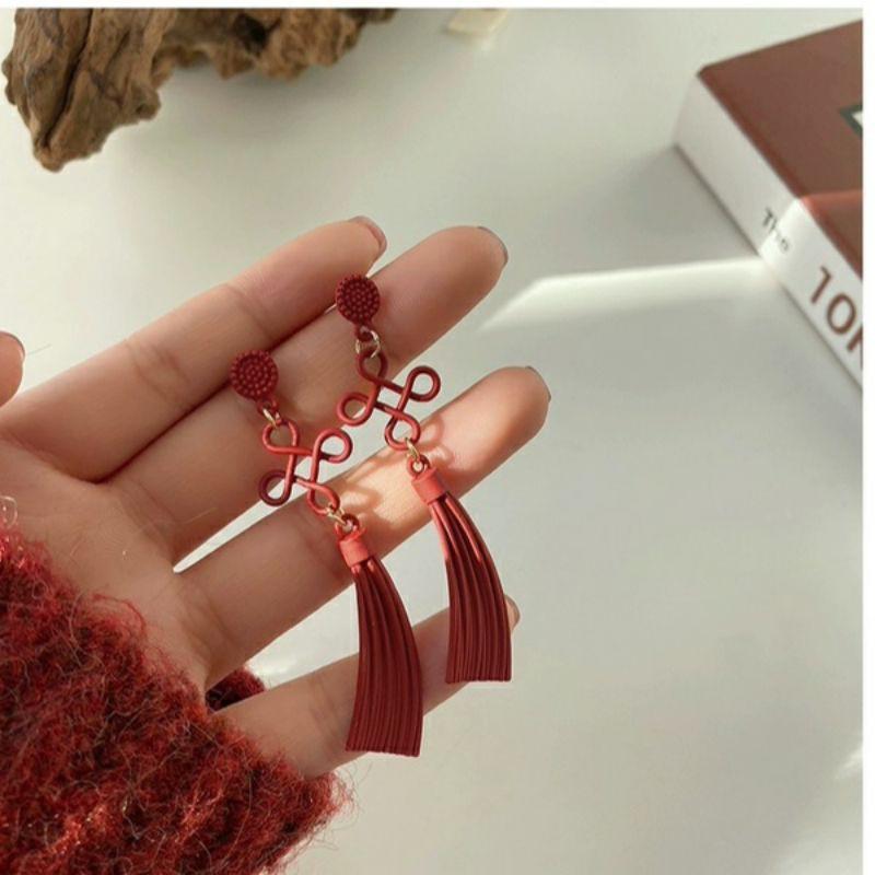 Khuyên hợp với áo dài