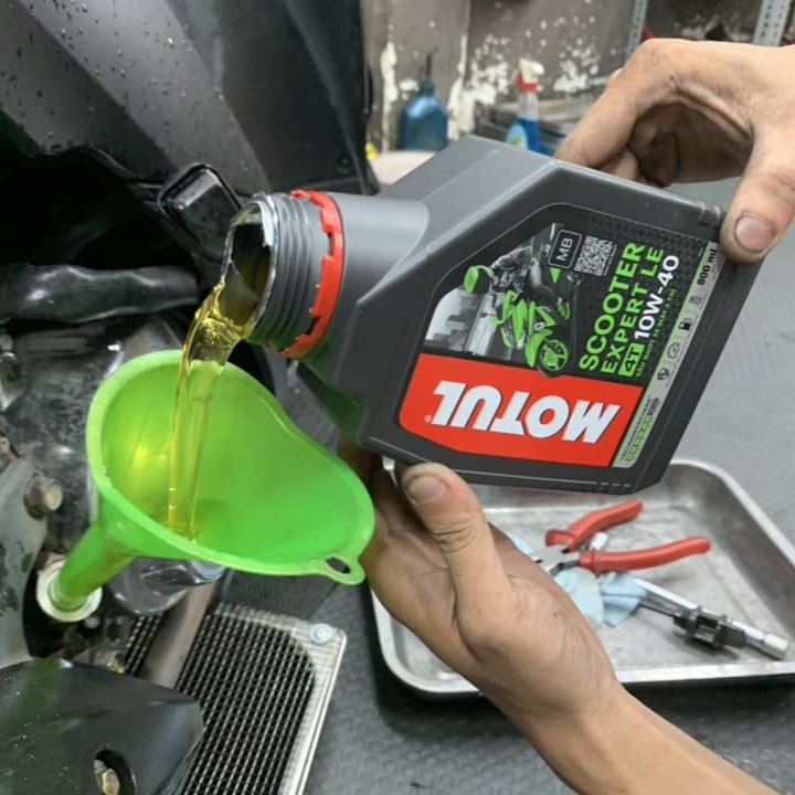 Nhớt Motul Xe Tay Ga Scooter Expert Le 10W40