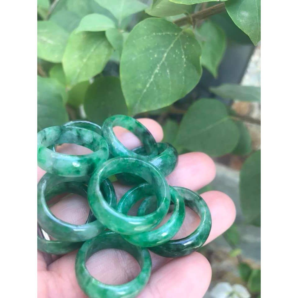 CHIẾC NHẪN ĐEO TAY MỚI NỮ NI 16MM X DẦY 2MM CHẤT LIỆU 100% ĐÁ CẨM THẠCH TỰ NHIÊN MÀU XANH NGỌC NGỌT NHẸ NHÀNG ĐẸP LẮM HỢP MỆNH MỘC HỎA THỦY ĐEO XINH LẮM Ạ
