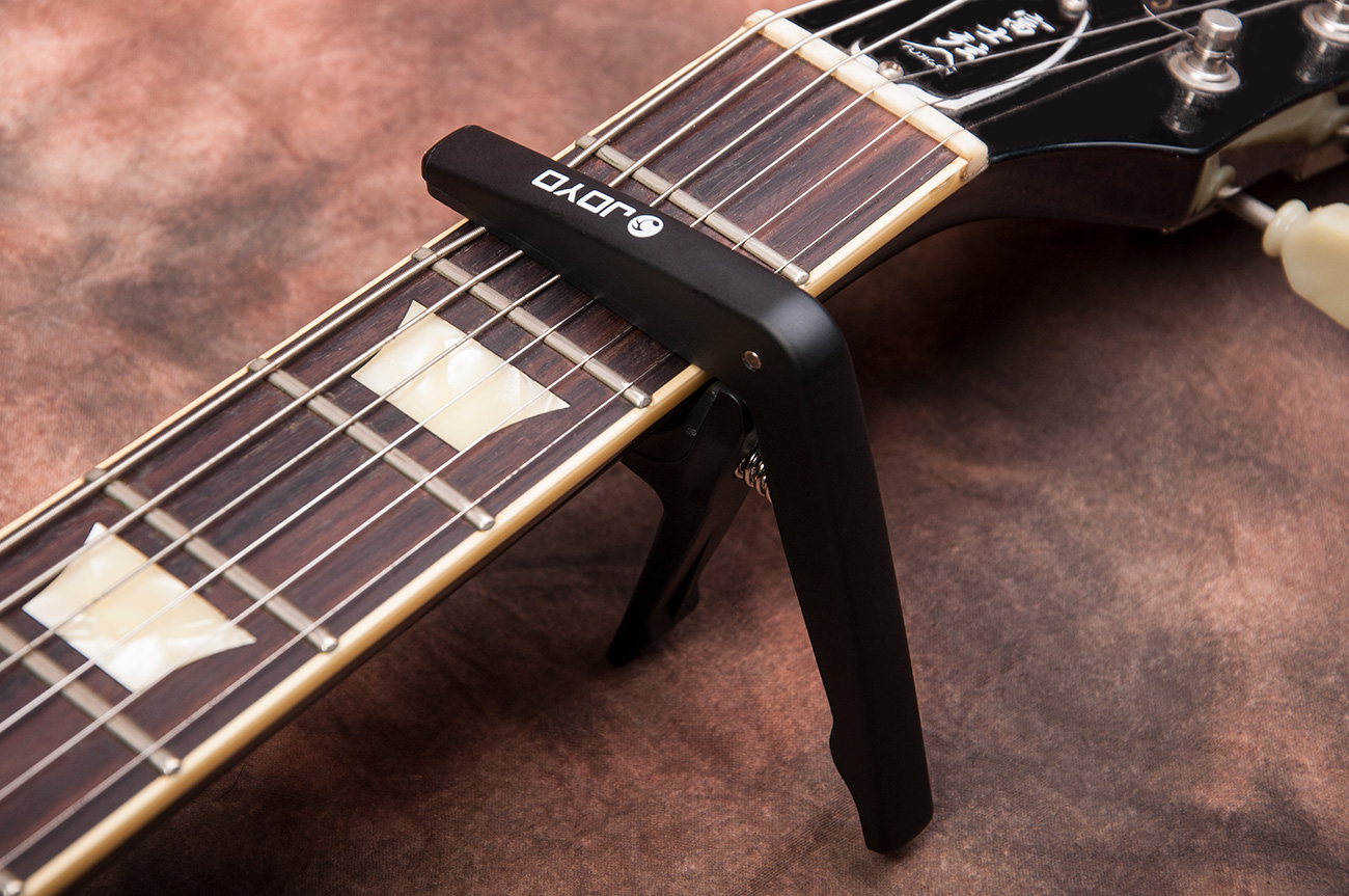 Capo guitar Joyo JCP01 (kèm móng gảy) dùng cho đàn ukulele và đàn guitar acoustic, electric