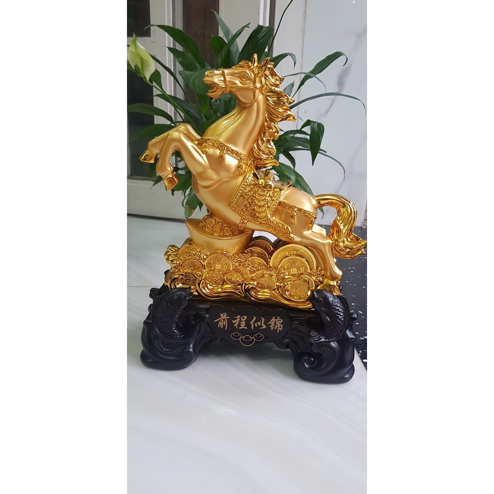 Tượng Ngựa Phong Thuỷ Vàng Đứng Thỏi Xiền Vàng To Đầy Vàng ở dưới 2 Con Cá Chép Ngồi Vẫy đuôi đế gỗ Size cao 36cm x Ngang 27cm x Sâu 15cm Biểu Tượng Mã Đáo Thành Công Tiền Tài Lộc vào Đầy Túi Trưng Phòng Khách Nhà, công ty , quà tặng ý nghĩa ạ