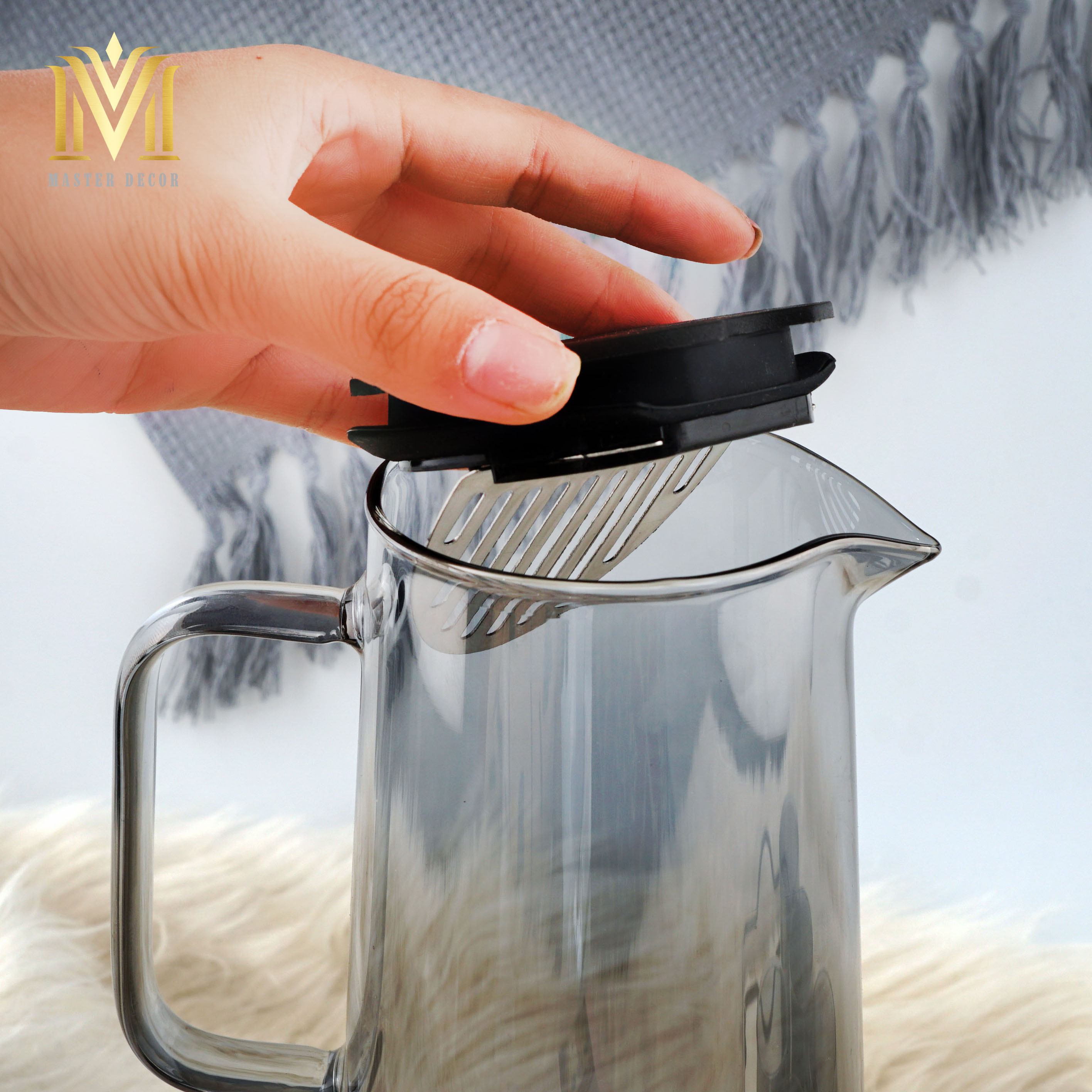 BÌNH NƯỚC BN3610K THỦY TINH CAO MÀU ĐEN MỜ DUNG TÍCH 1800ML
