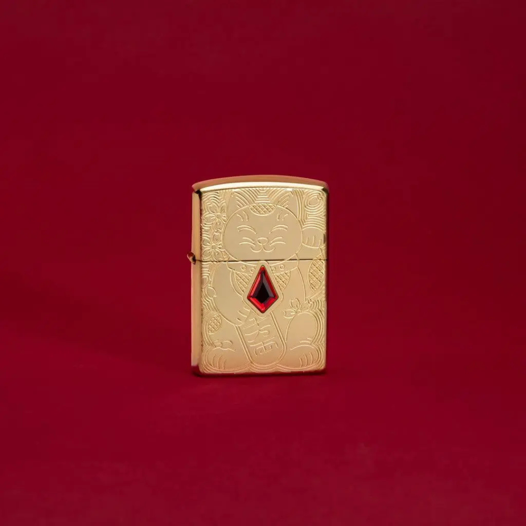 Zippo Armor Lucky Cat Chính Hãng – Bật Lửa Mèo May Mắn Mạ Vàng Đính Đá Đỏ