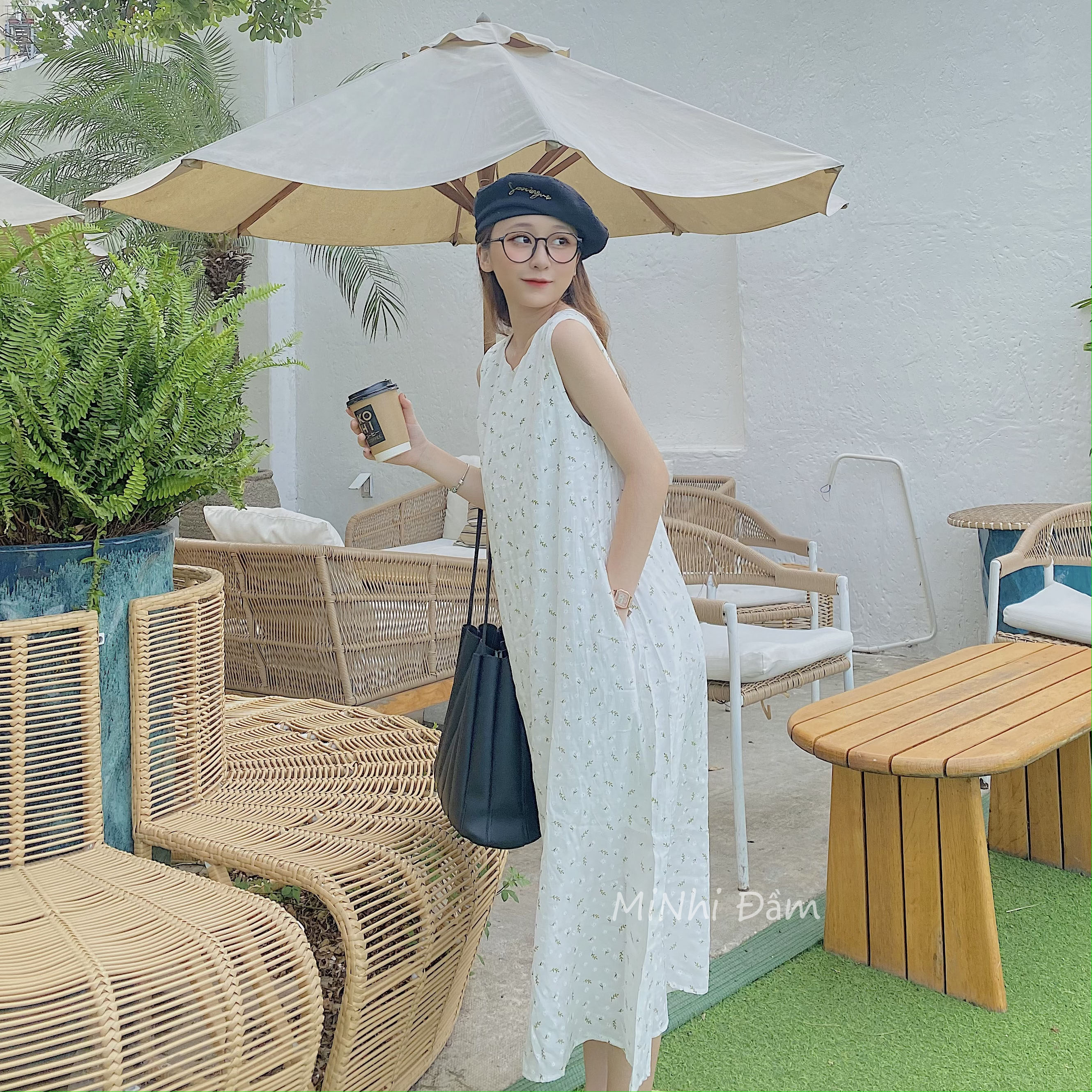 Đầm maxi trắng form rộng dáng suông dài MiNhi in hoa nhí, sát nách cổ tròn mặc đi biển