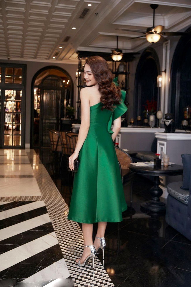 ĐẦM XÒE CỔ XÉO VAI ĐÍNH HOA LỚN 2463