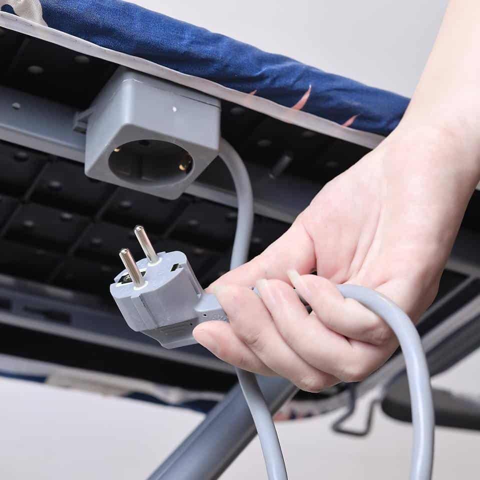 Bàn Để Ủi, Cầu Là Quần Áo Lebenlang Dạng Đứng Với Khung Bằng Thép Tặng Tấm Lót Thay Thế