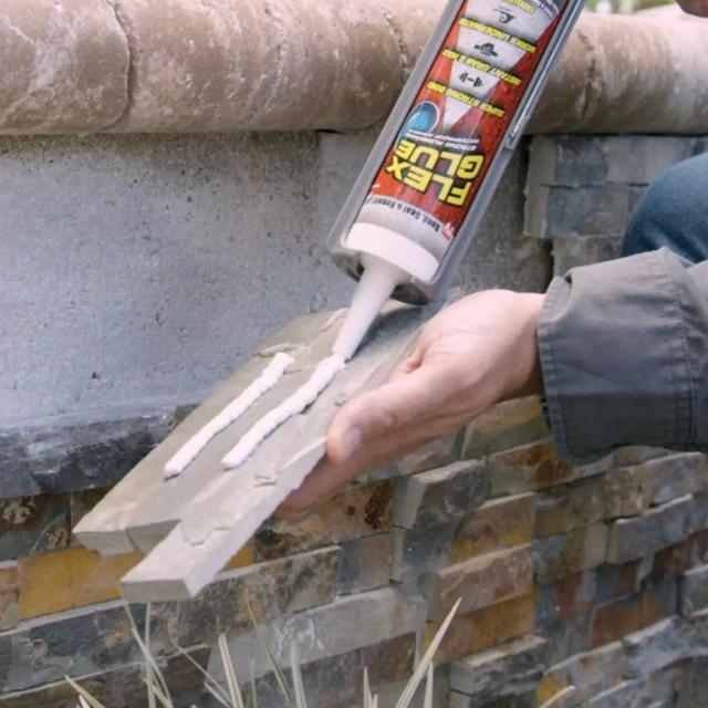 Keo Silicon Flex Glue đa năng sử dụng trên nhiều chất liệu như kim loại , gỗ , tường ..