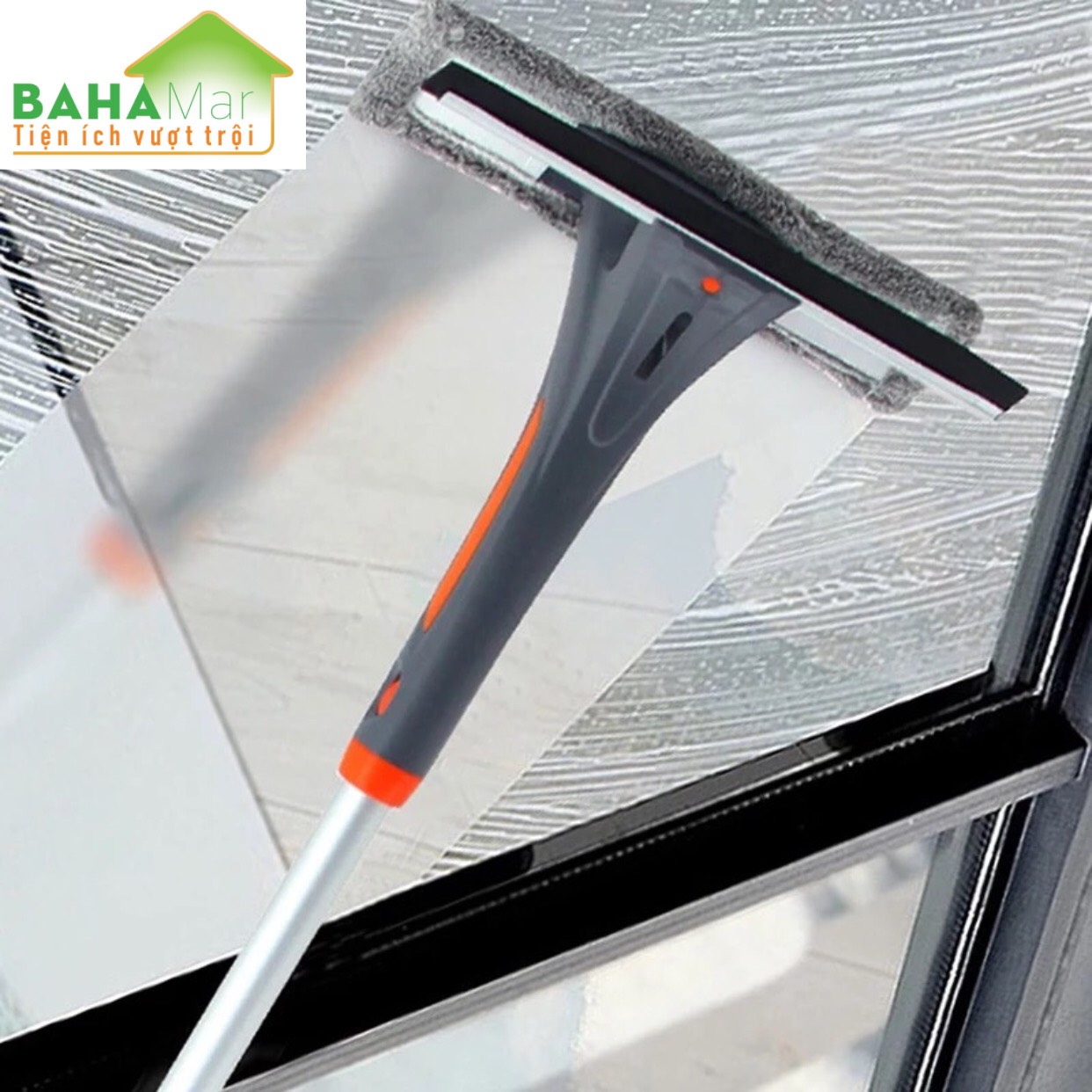 CÂY LAU KÍNH 3 TRONG 1 BAHAMAR rất tiện dụng khi tích hợp cả bình xịt gắn vào đầu cây lau có gạt kính và bông lau đồ